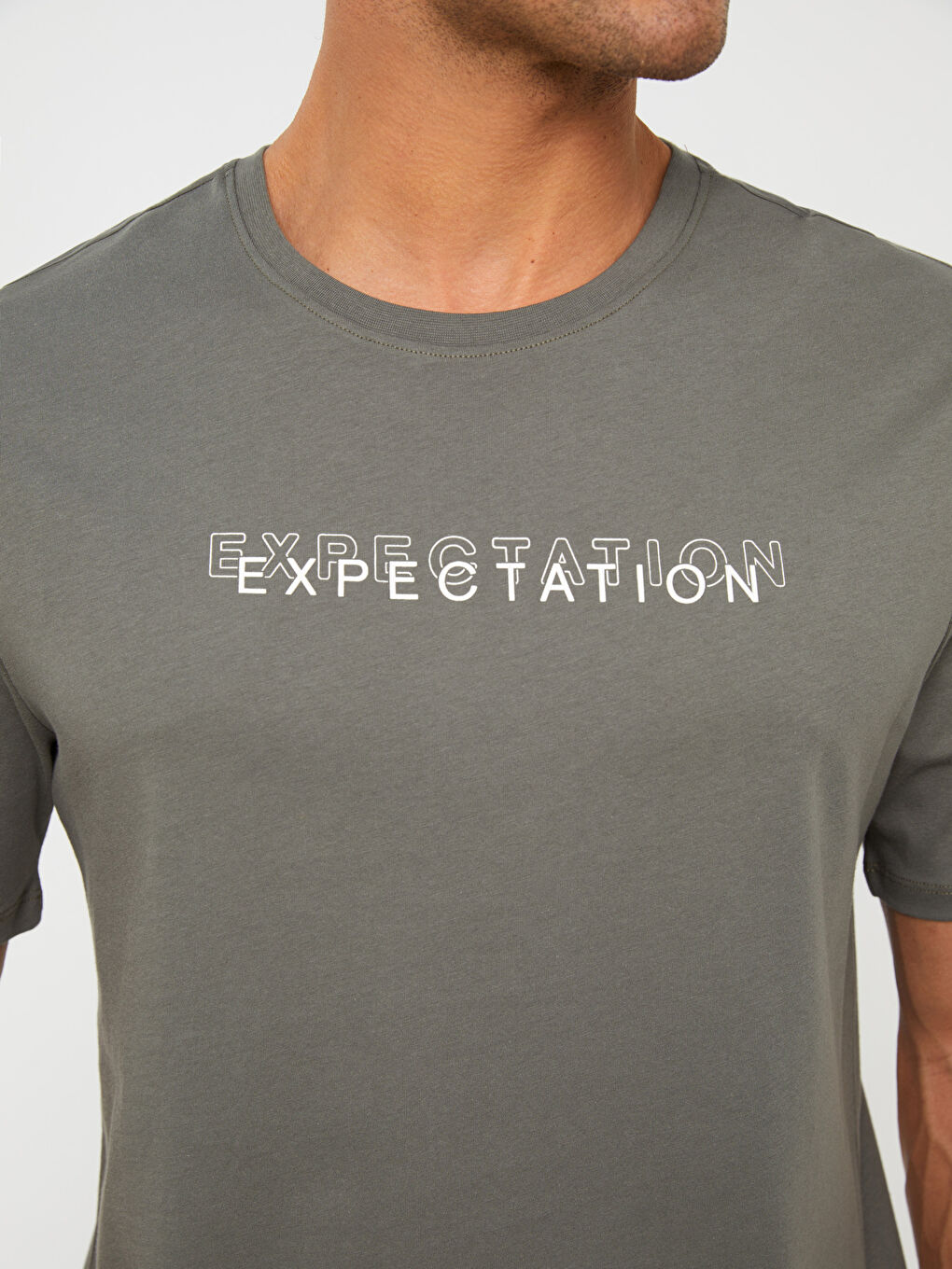 تيشيرت للرجال برقبة دائرية وأكمام قصيرة مصنوع من قطن ممشط ومطبوع-3