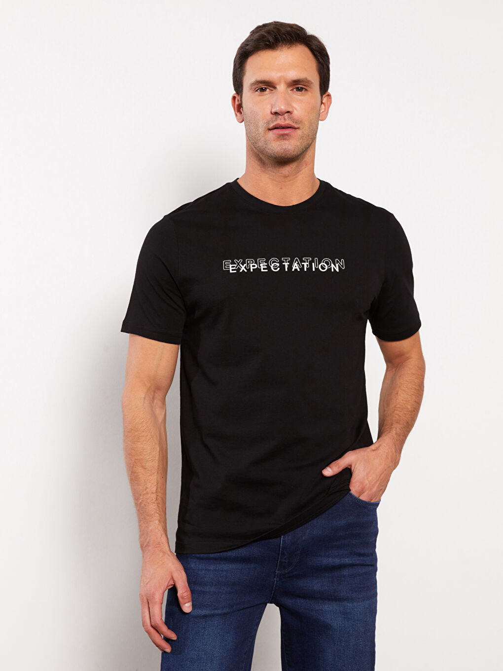 تيشيرت للرجال برقبة دائرية وأكمام قصيرة مصنوع من قطن ممشط ومطبوع-1