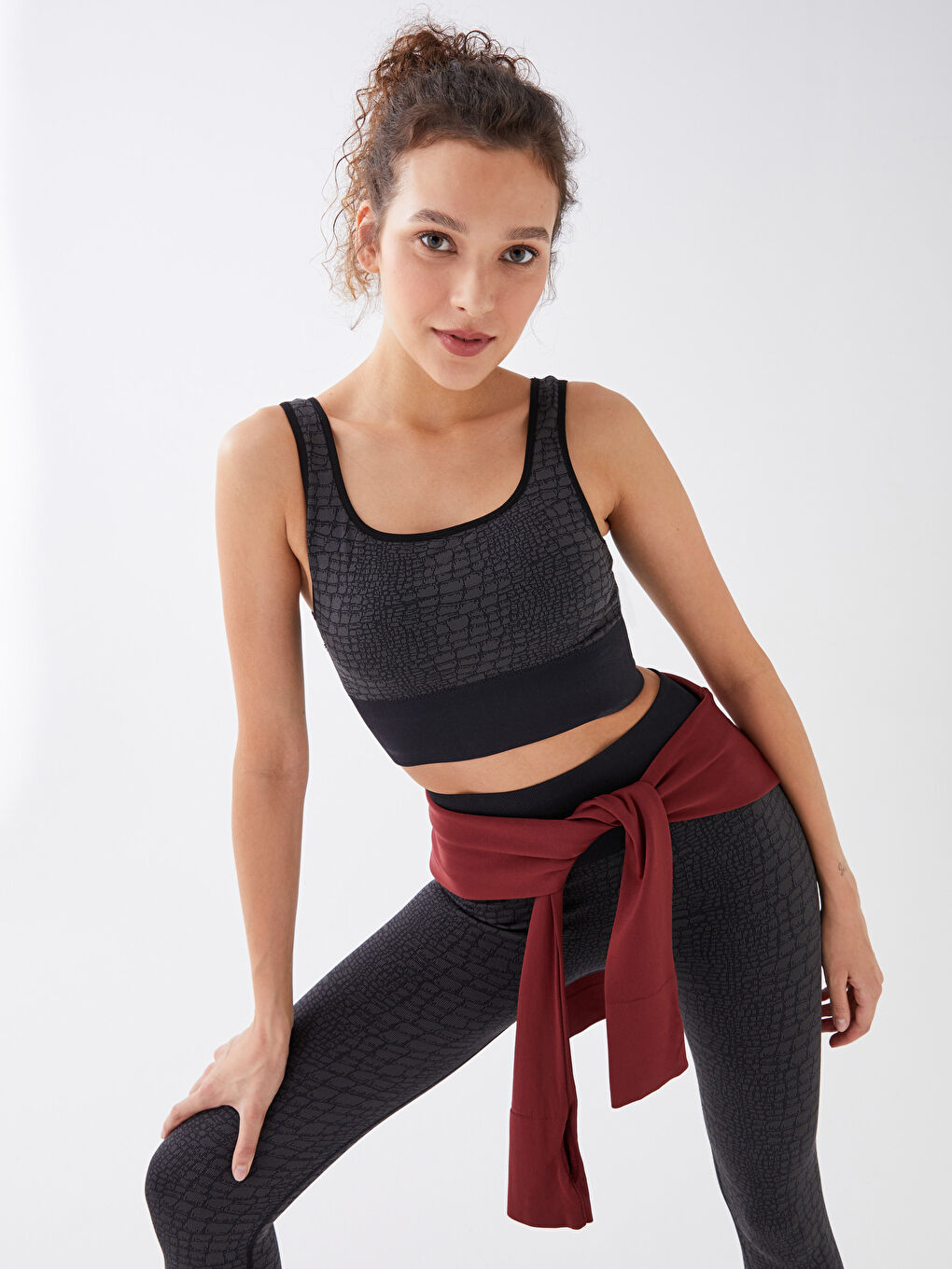 صدرية رياضية للسيدات بحمّالات وياقة على شكل حرف U ومطبوعة