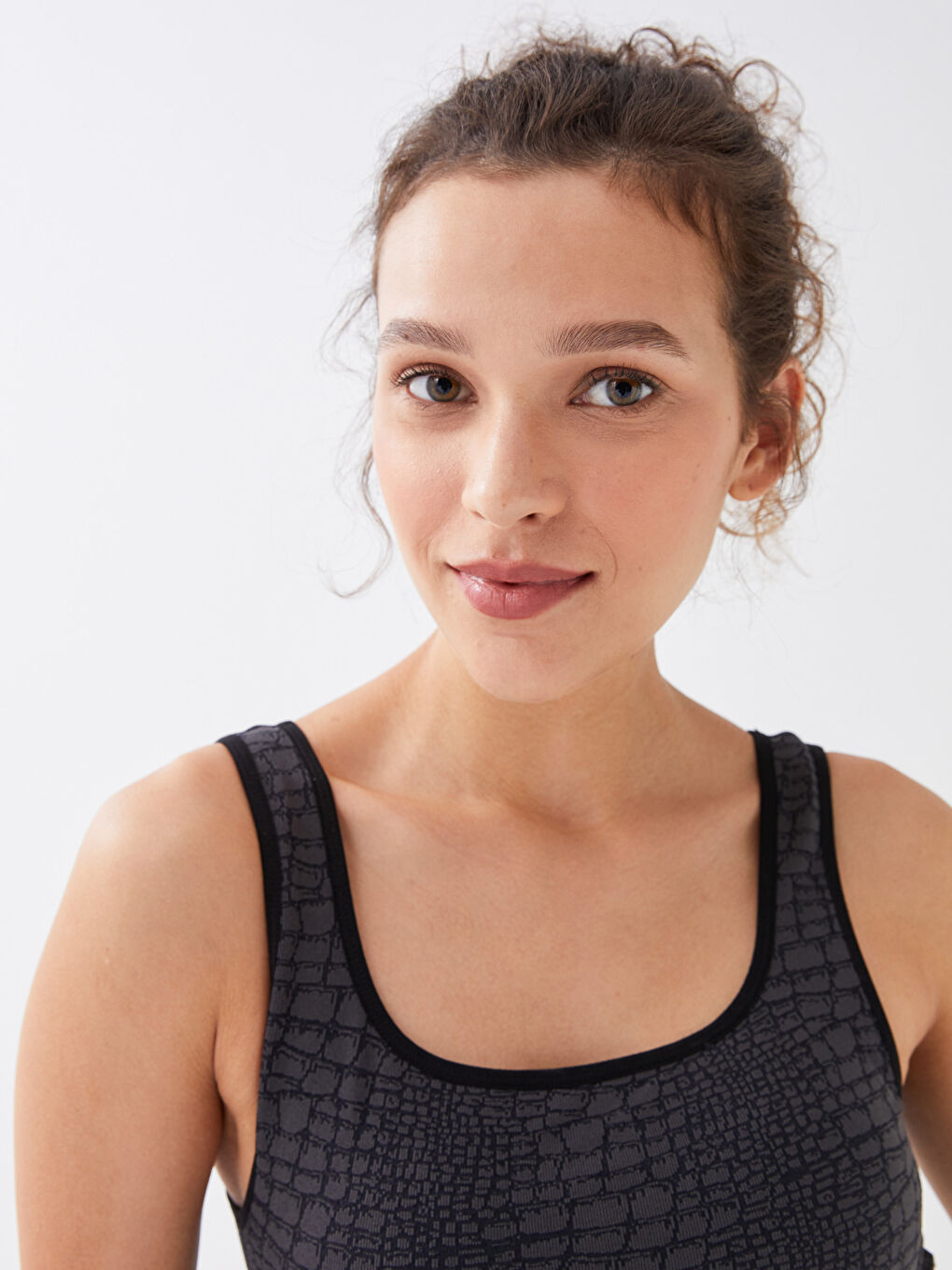 صدرية رياضية للسيدات بحمّالات وياقة على شكل حرف U ومطبوعة-1