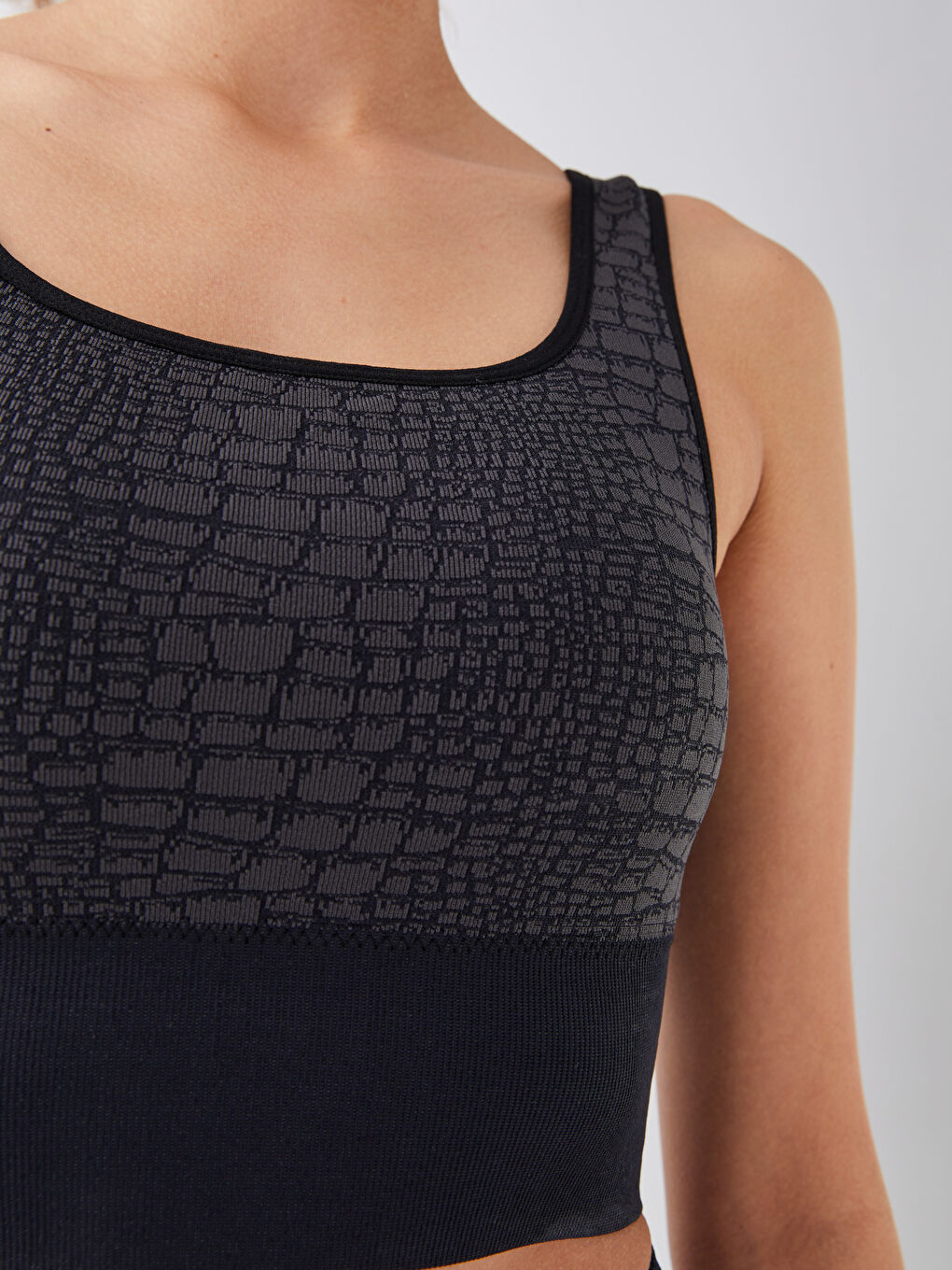 صدرية رياضية للسيدات بحمّالات وياقة على شكل حرف U ومطبوعة-3