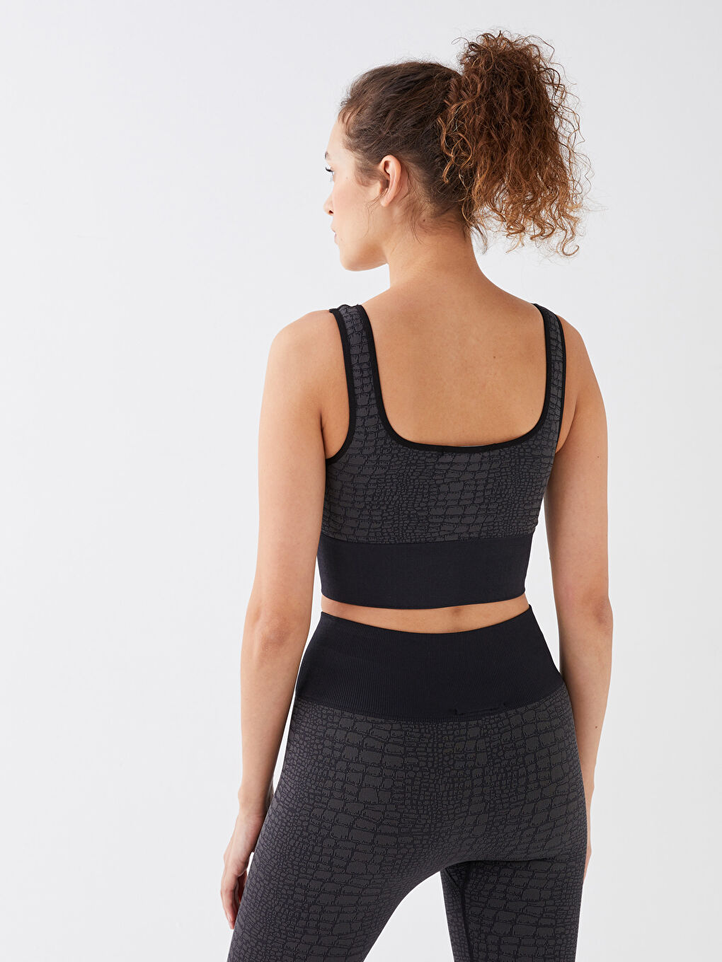 صدرية رياضية للسيدات بحمّالات وياقة على شكل حرف U ومطبوعة-4