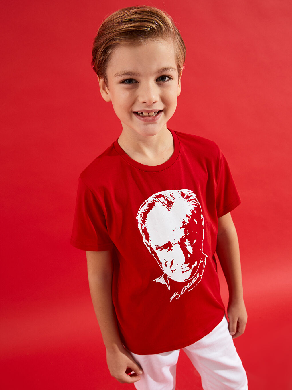 Kırmızı Bisiklet Yaka Atatürk Baskılı Kısa Kollu Erkek Çocuk Tişört