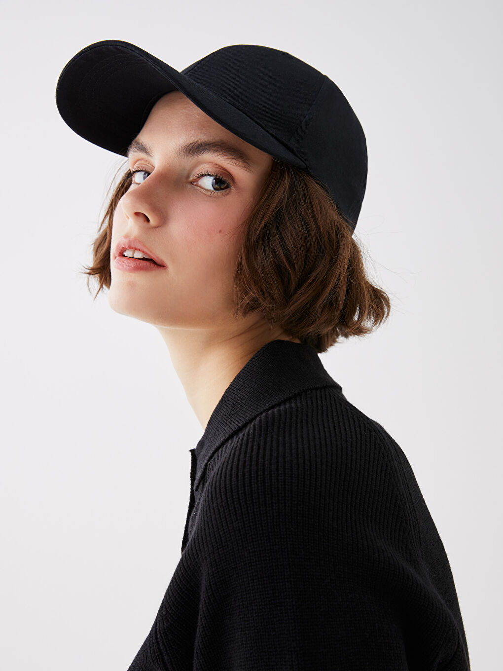 Siyah Yazı Nakışlı Kadın Kep Şapka