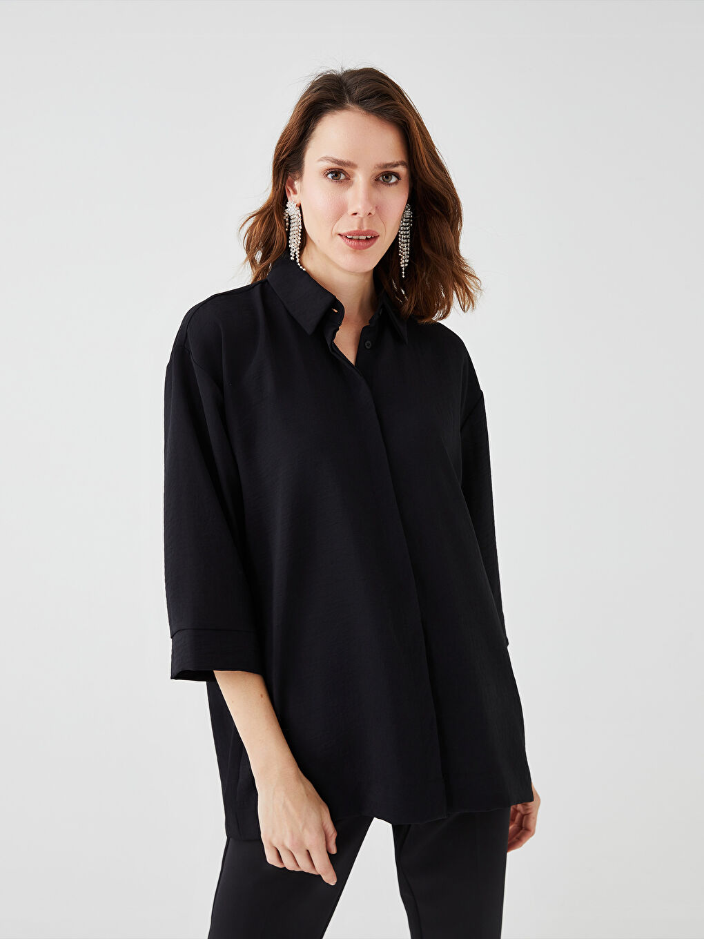 Siyah Kadın Gizli Düğme Kapamalı Düz Gömlek-1