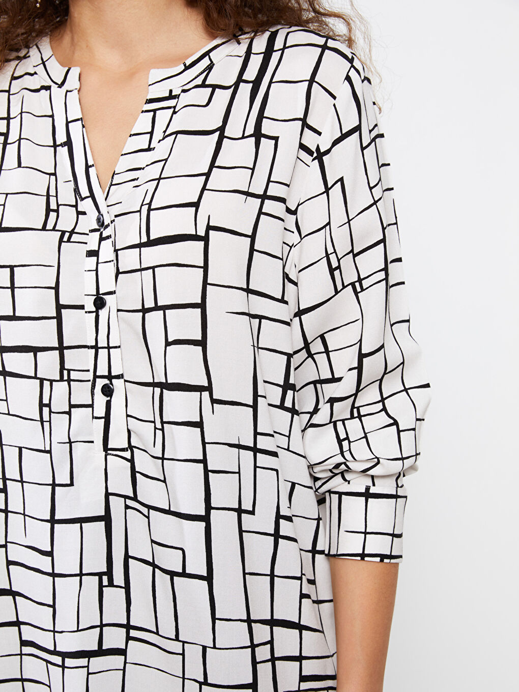 Ekru Kaçık Yaka Desenli Uzun Kollu Kadın Bluz-3