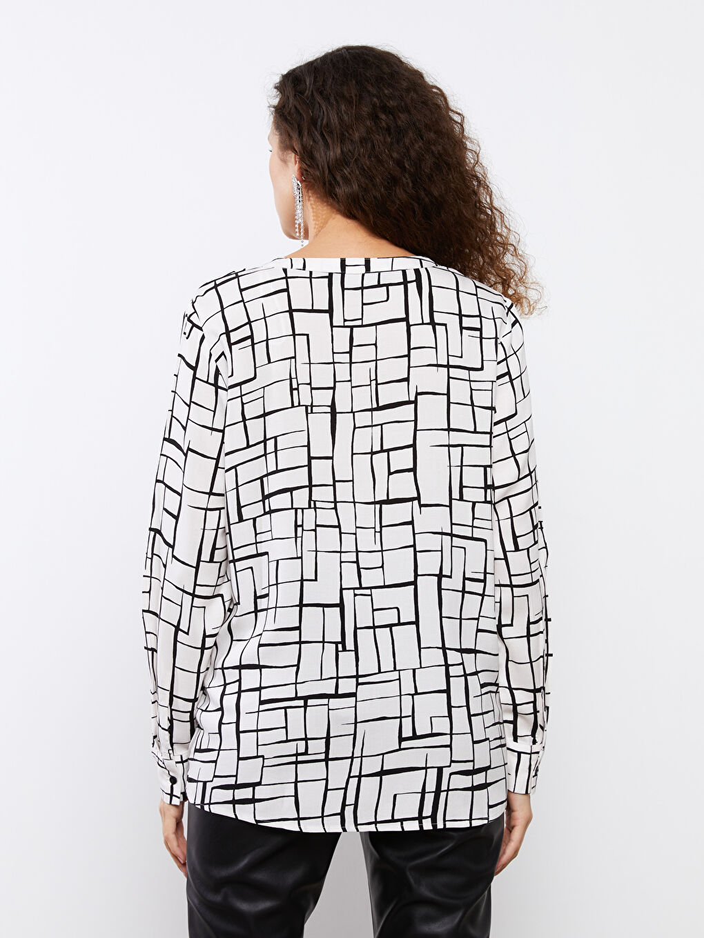 Ekru Kaçık Yaka Desenli Uzun Kollu Kadın Bluz-4