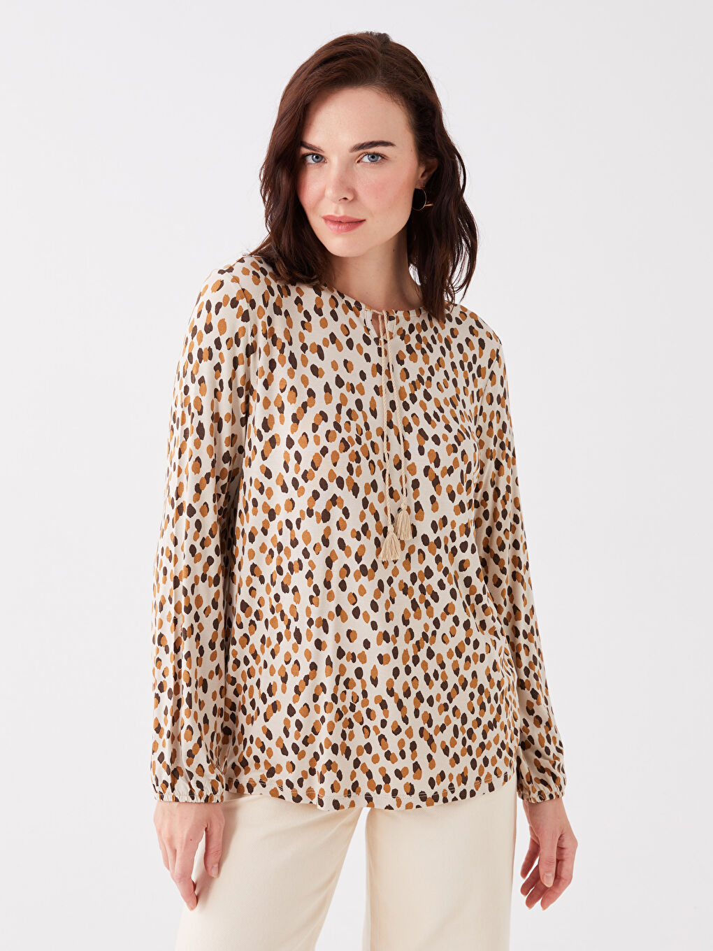 Bej Bağlamalı Yaka Desenli Uzun Kollu Kadın Tişört