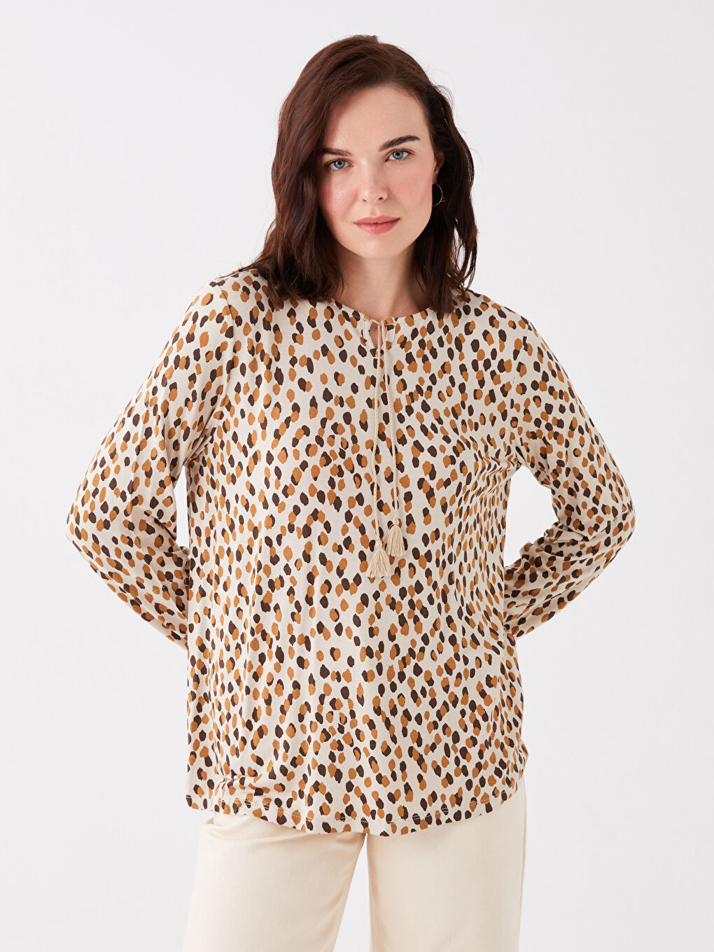 Bej Bağlamalı Yaka Desenli Uzun Kollu Kadın Tişört-1