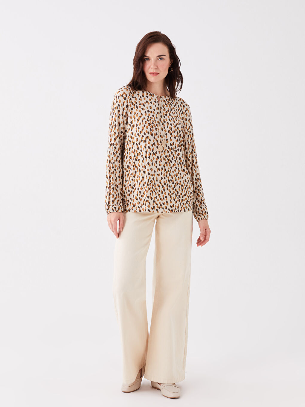 Bej Bağlamalı Yaka Desenli Uzun Kollu Kadın Tişört-2