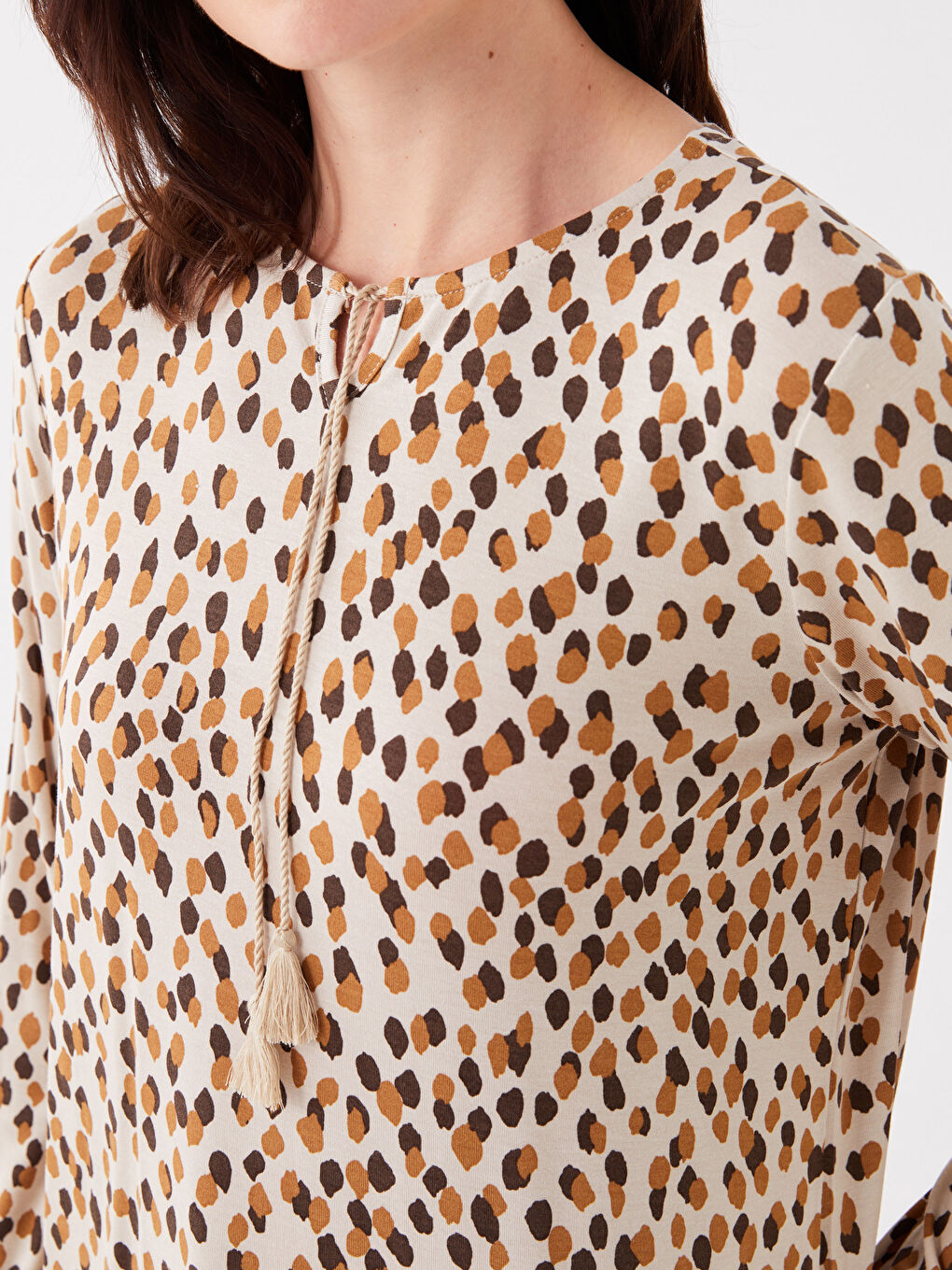 Bej Bağlamalı Yaka Desenli Uzun Kollu Kadın Tişört-3
