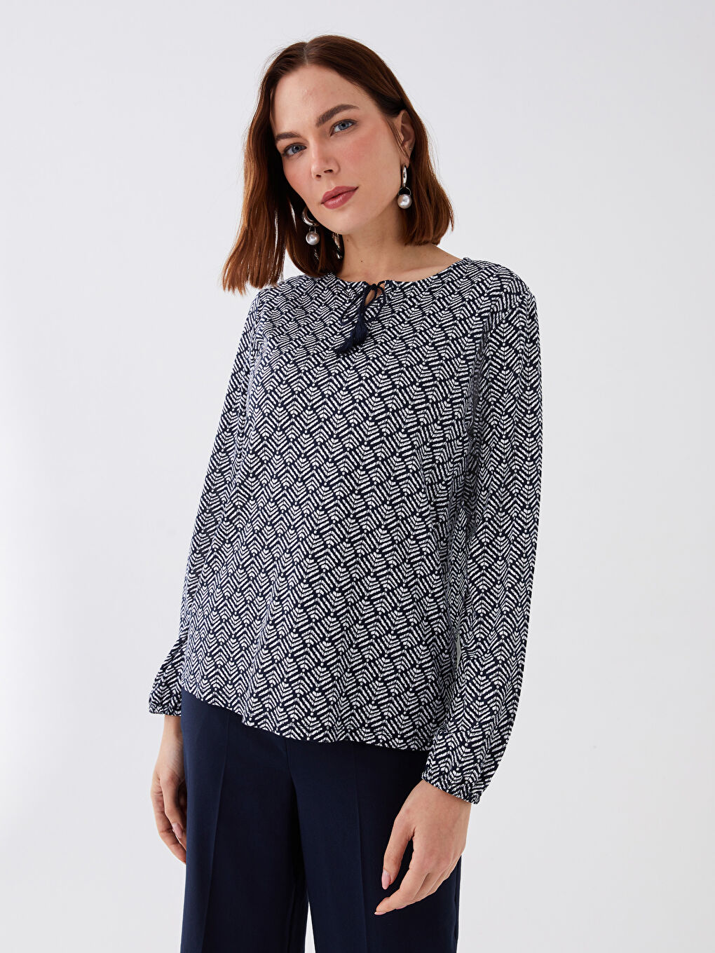 Lacivert Bağlamalı Yaka Desenli Uzun Kollu Kadın Tişört