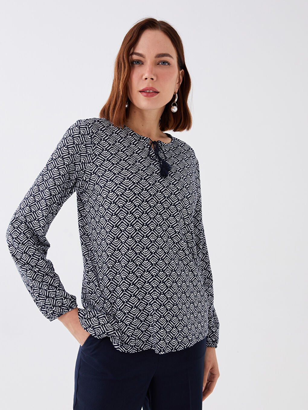 Lacivert Bağlamalı Yaka Desenli Uzun Kollu Kadın Tişört-1