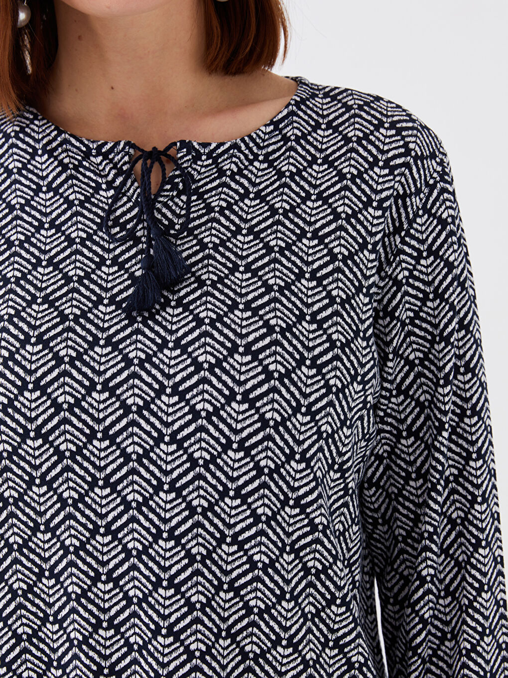 Lacivert Bağlamalı Yaka Desenli Uzun Kollu Kadın Tişört-3