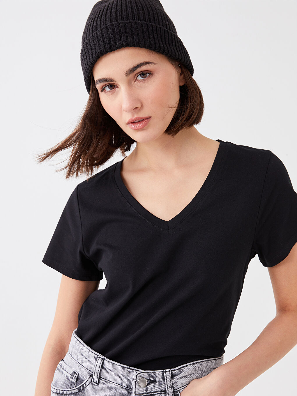 تيشيرت نسائي بياقة على شكل حرف V سادة بأكمام قصيرة