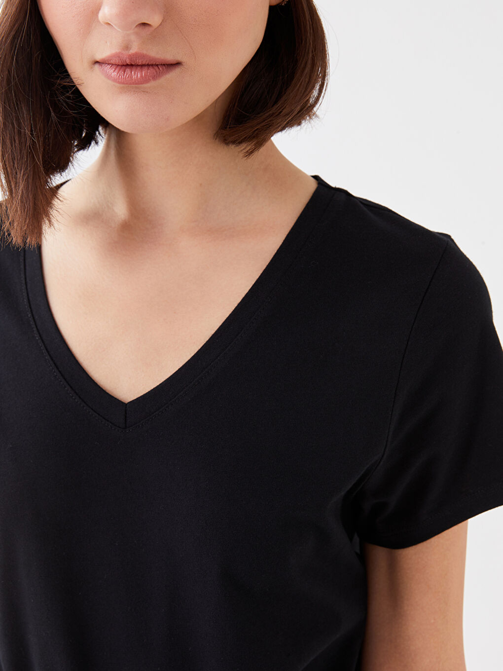 تيشيرت نسائي بياقة على شكل حرف V سادة بأكمام قصيرة-3