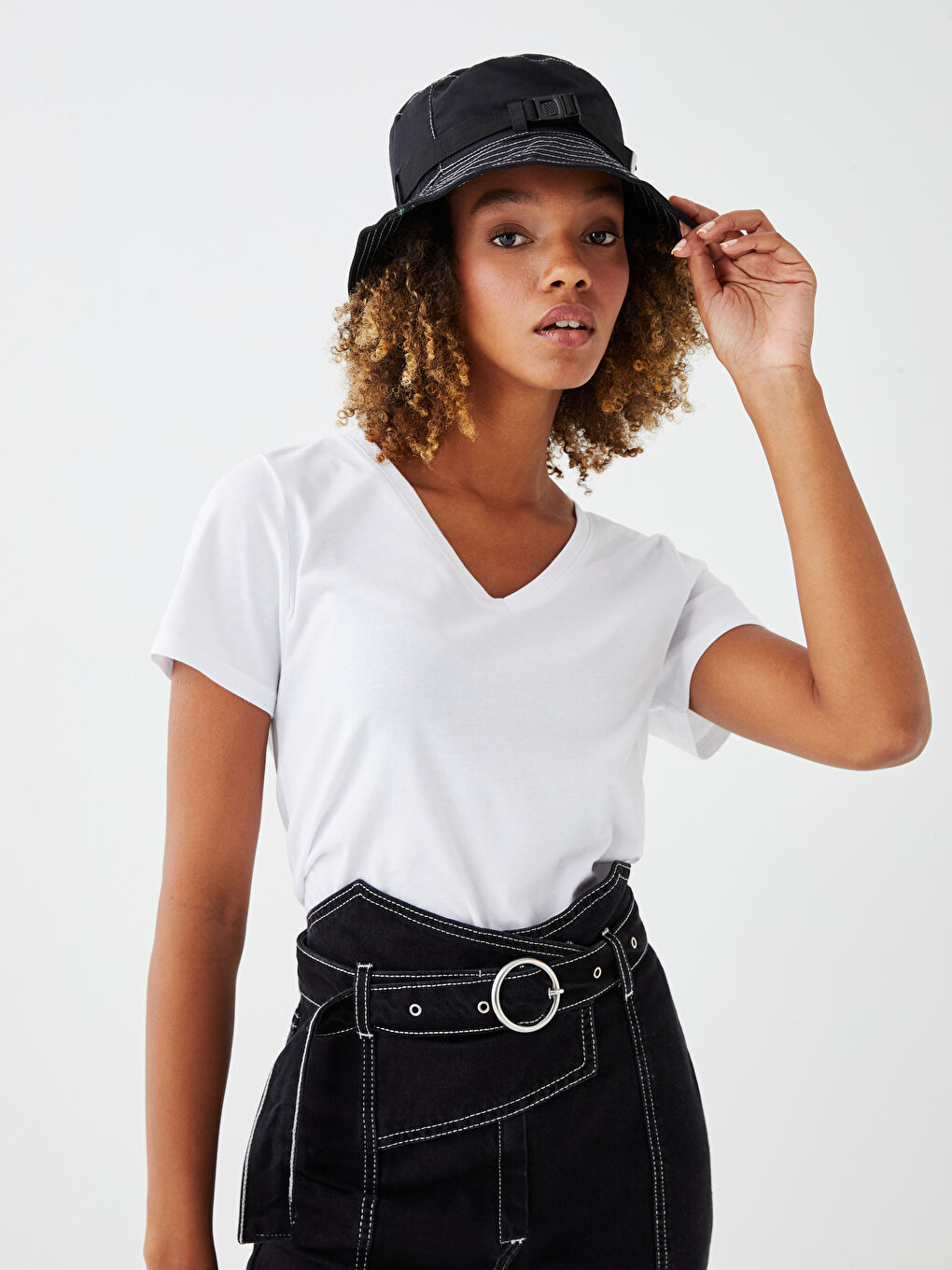 تيشيرت نسائي بياقة على شكل حرف V سادة بأكمام قصيرة