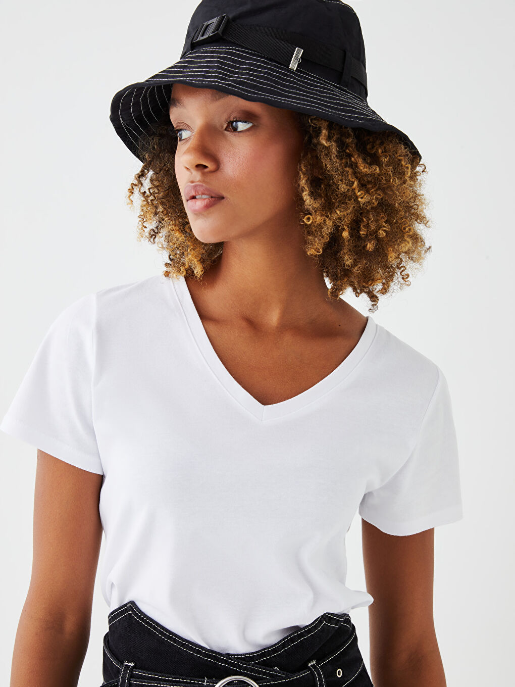 تيشيرت نسائي بياقة على شكل حرف V سادة بأكمام قصيرة-1