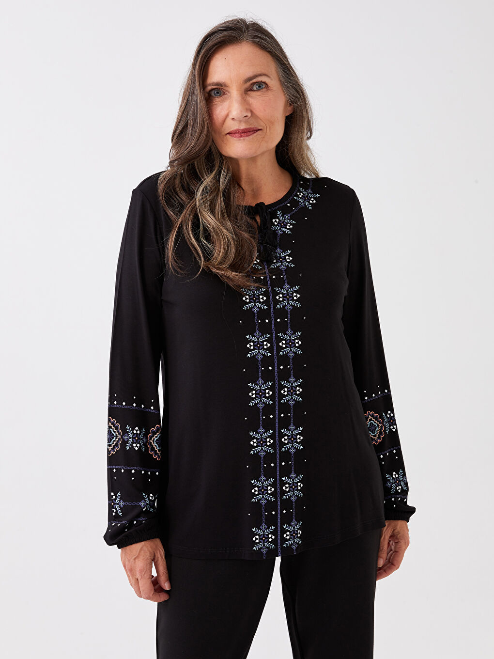 Siyah Bağlamalı Yaka Nakışlı Uzun Kollu Kadın Bluz-1