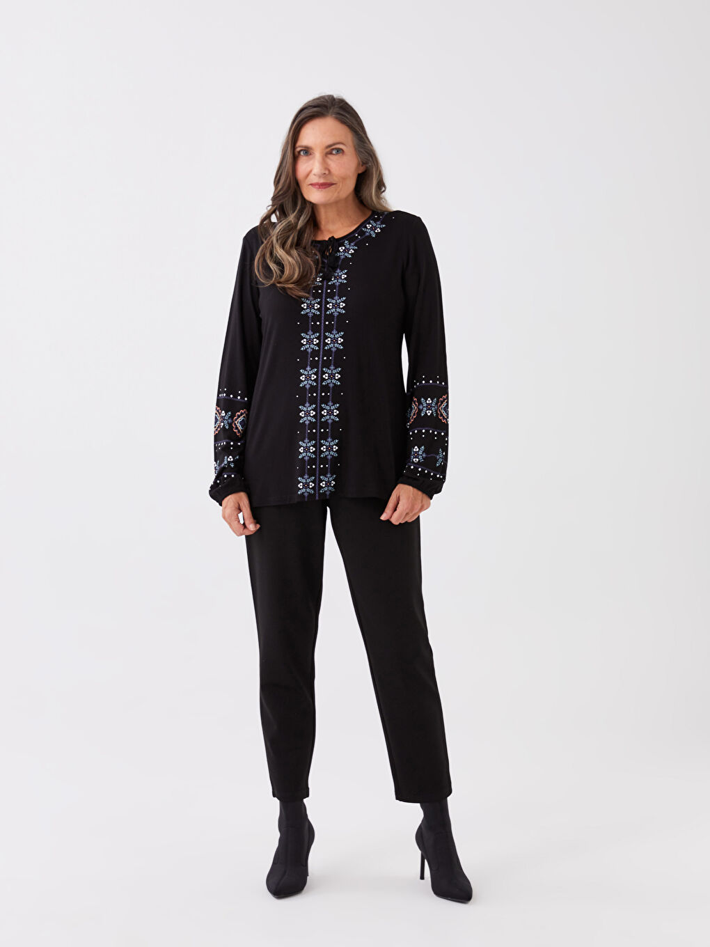 Siyah Bağlamalı Yaka Nakışlı Uzun Kollu Kadın Bluz-2