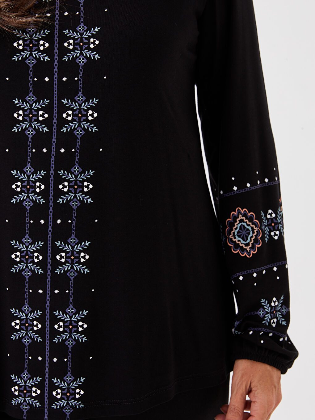 Siyah Bağlamalı Yaka Nakışlı Uzun Kollu Kadın Bluz-3