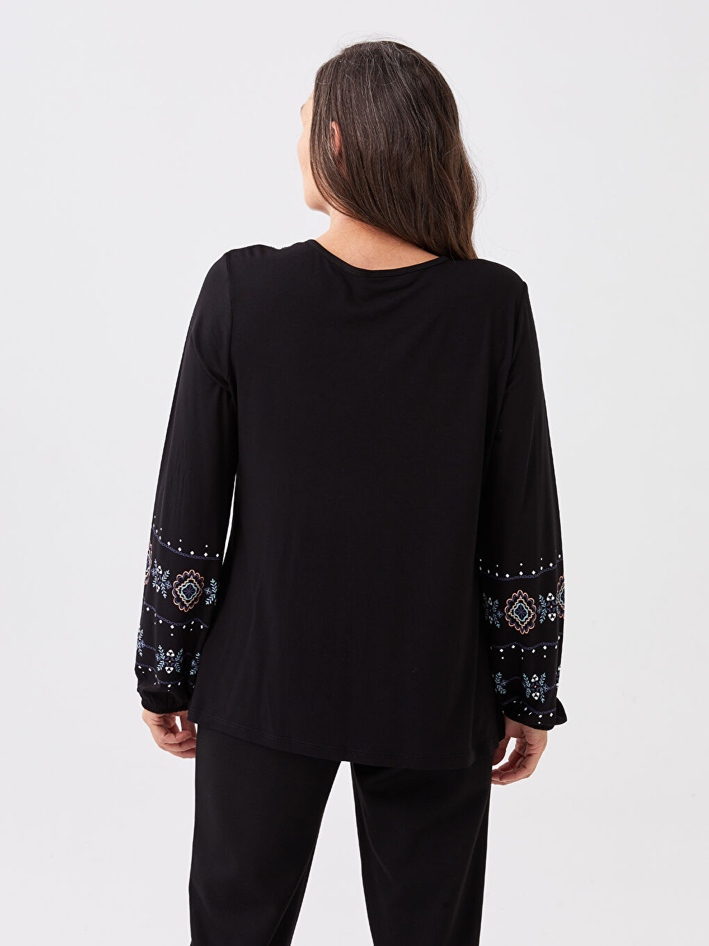 Siyah Bağlamalı Yaka Nakışlı Uzun Kollu Kadın Bluz-4