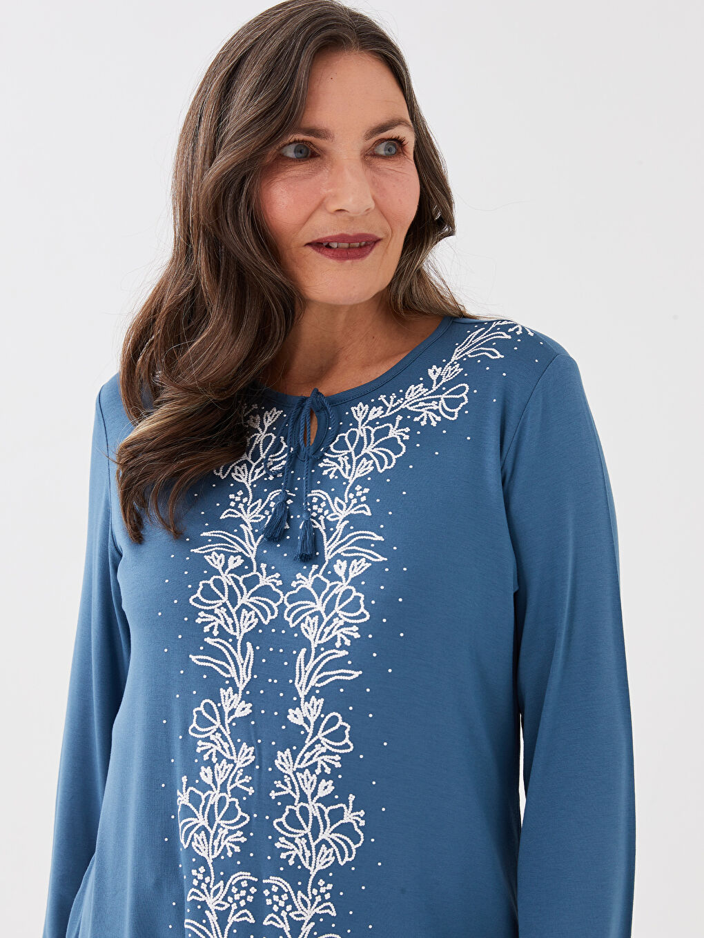 Petrol Bağlamalı Yaka Nakışlı Uzun Kollu Kadın Bluz-1