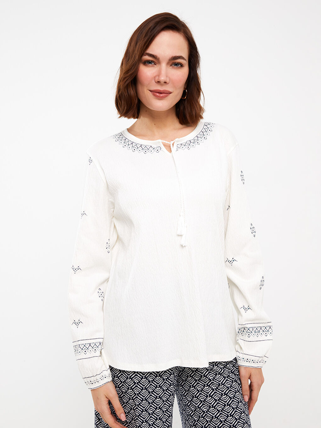Ekru Bağlamalı Yaka Desenli Uzun Kollu Kadın Bluz