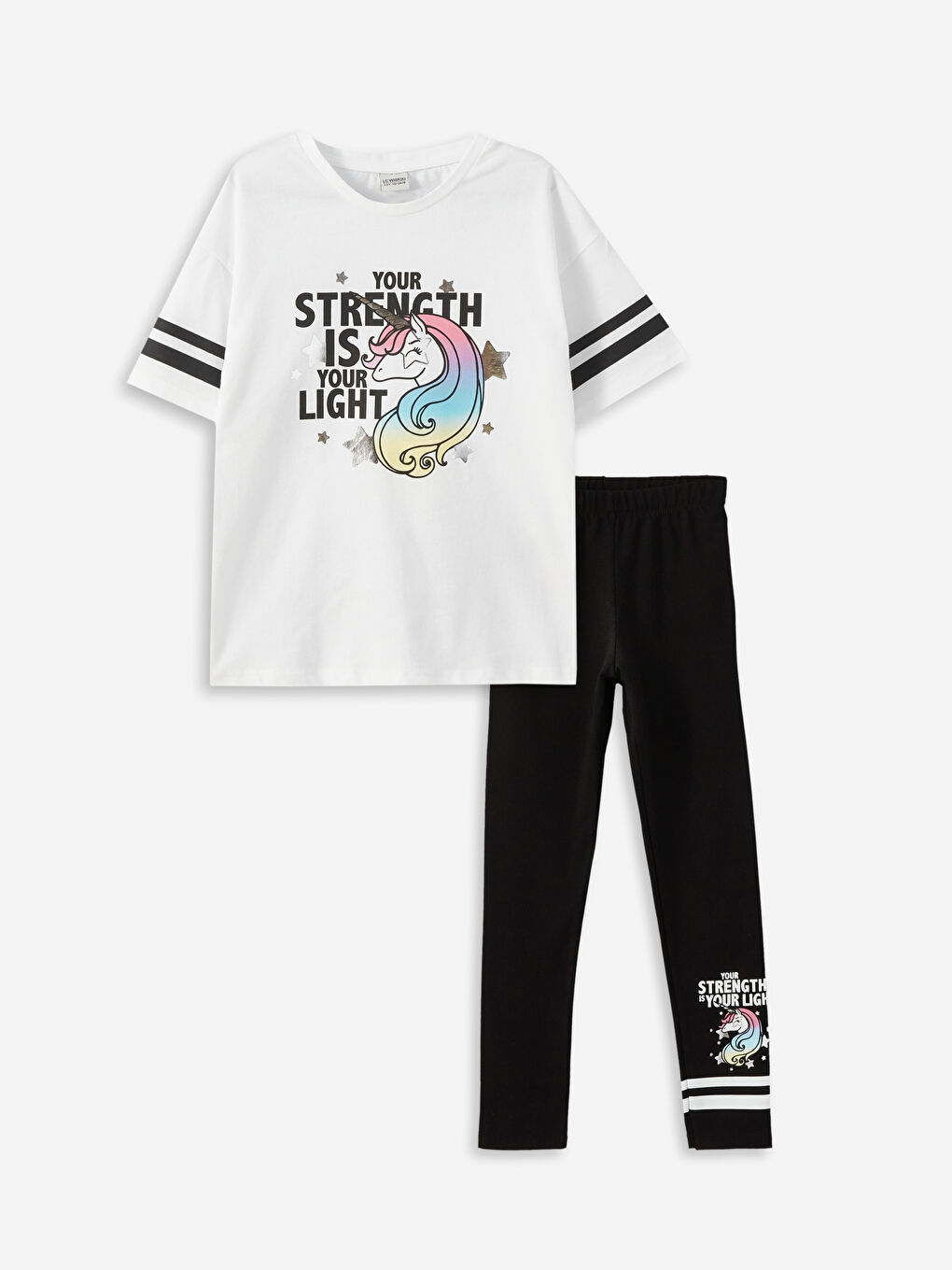 تيشيرت كم قصير مطبوع بياقة دائرية للبنات وبنطلون ضيق