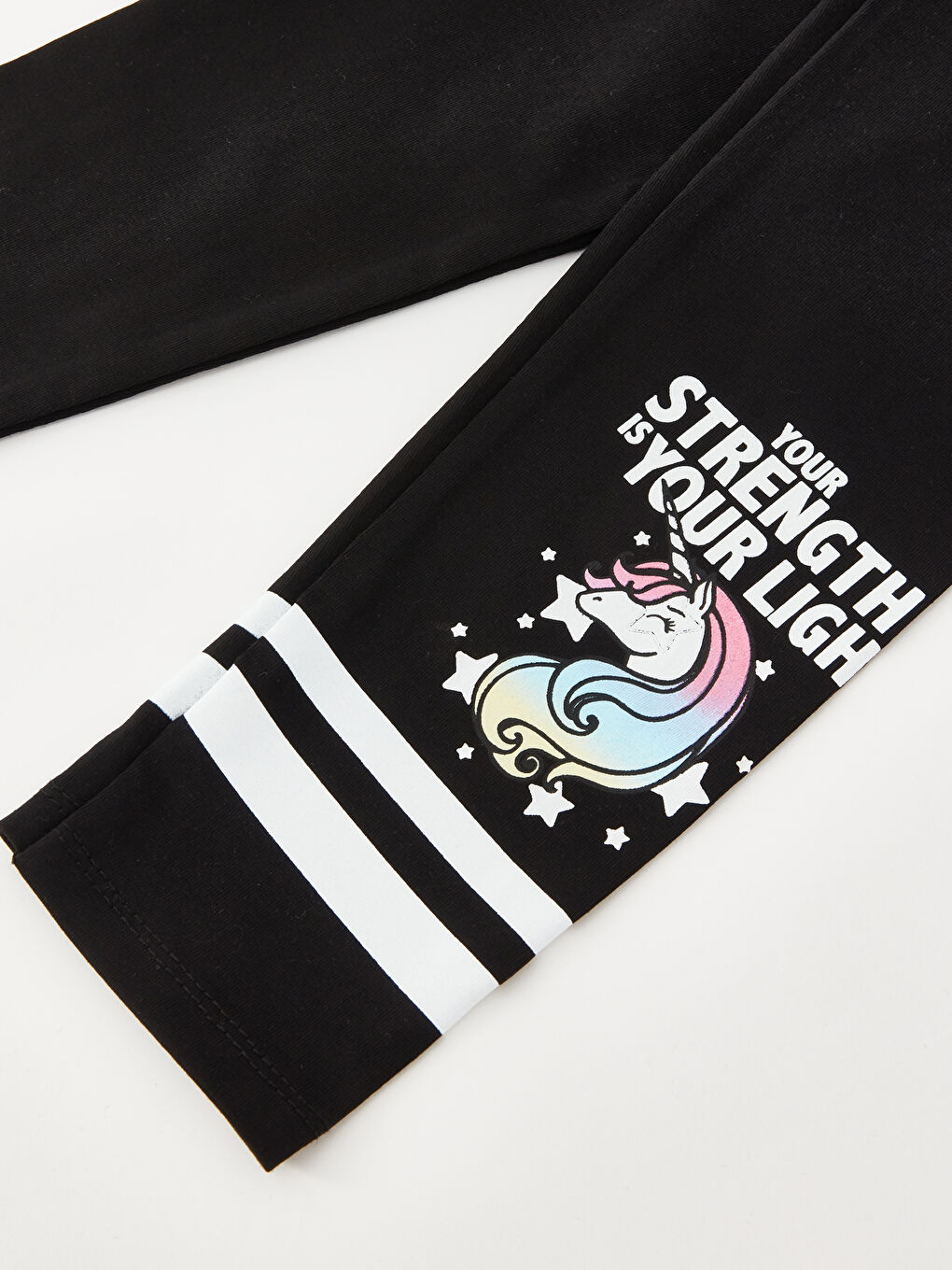 تيشيرت كم قصير مطبوع بياقة دائرية للبنات وبنطلون ضيق-4