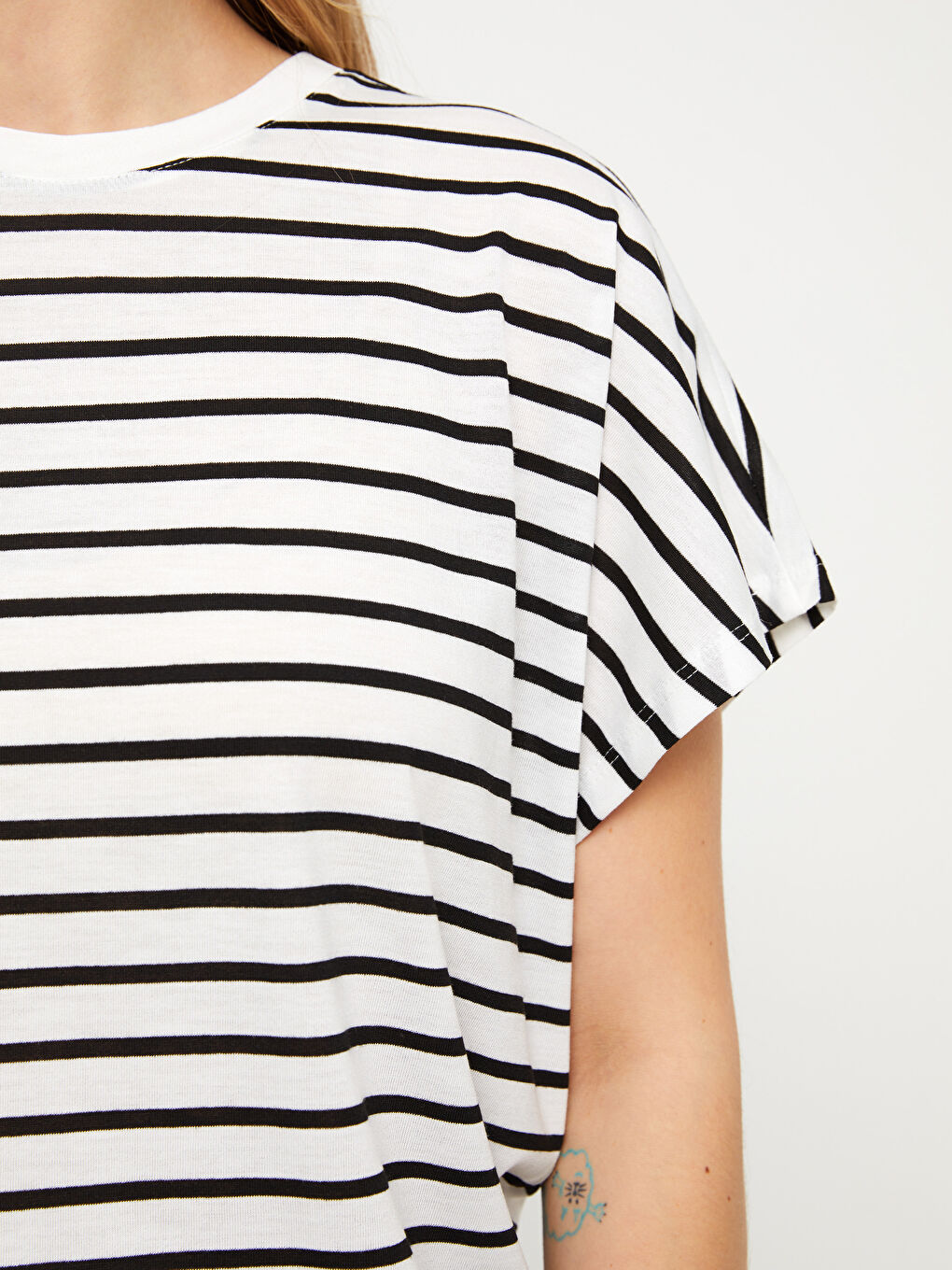 Crew Neck Striped Short Sleeve Oversize Women's T-Shirt-3