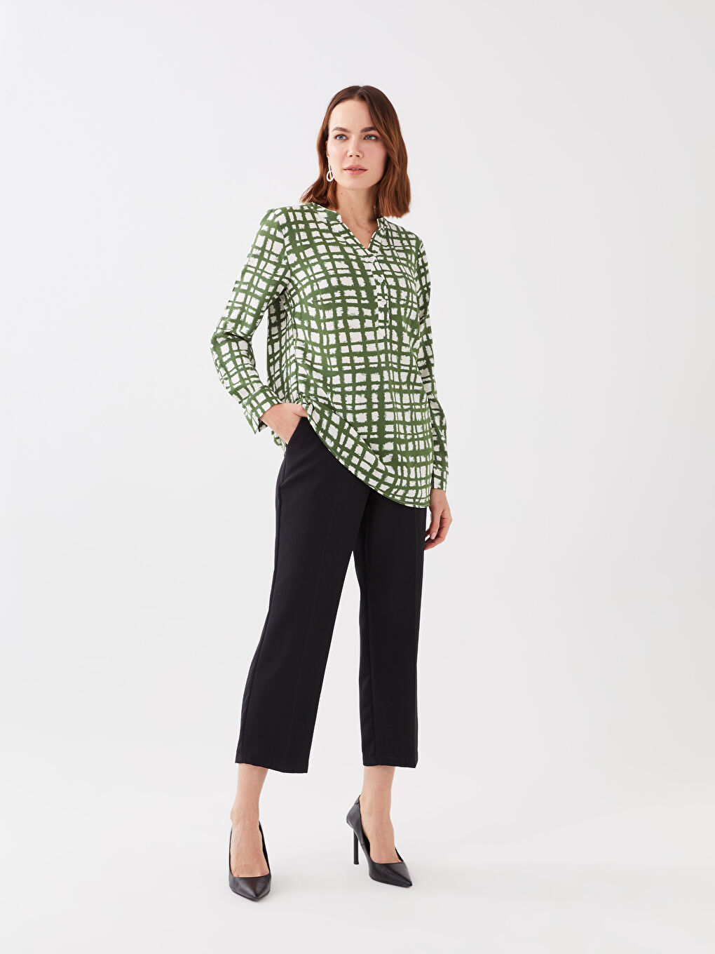 Ekru Kaçık Yaka Desenli Uzun Kollu Kadın Bluz-2