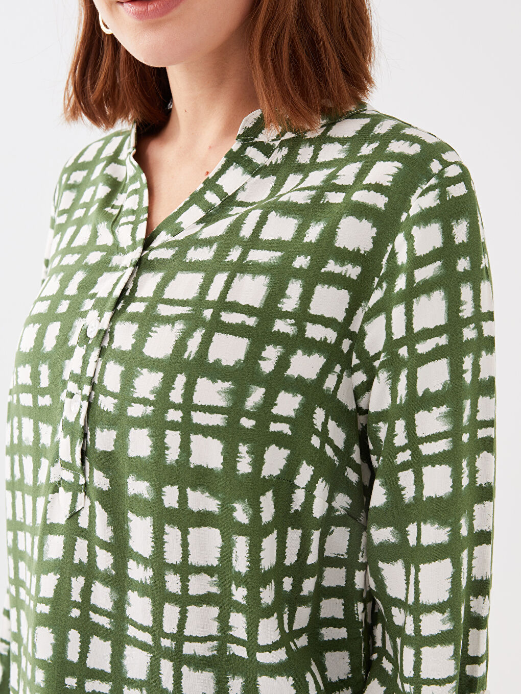 Ekru Kaçık Yaka Desenli Uzun Kollu Kadın Bluz-3