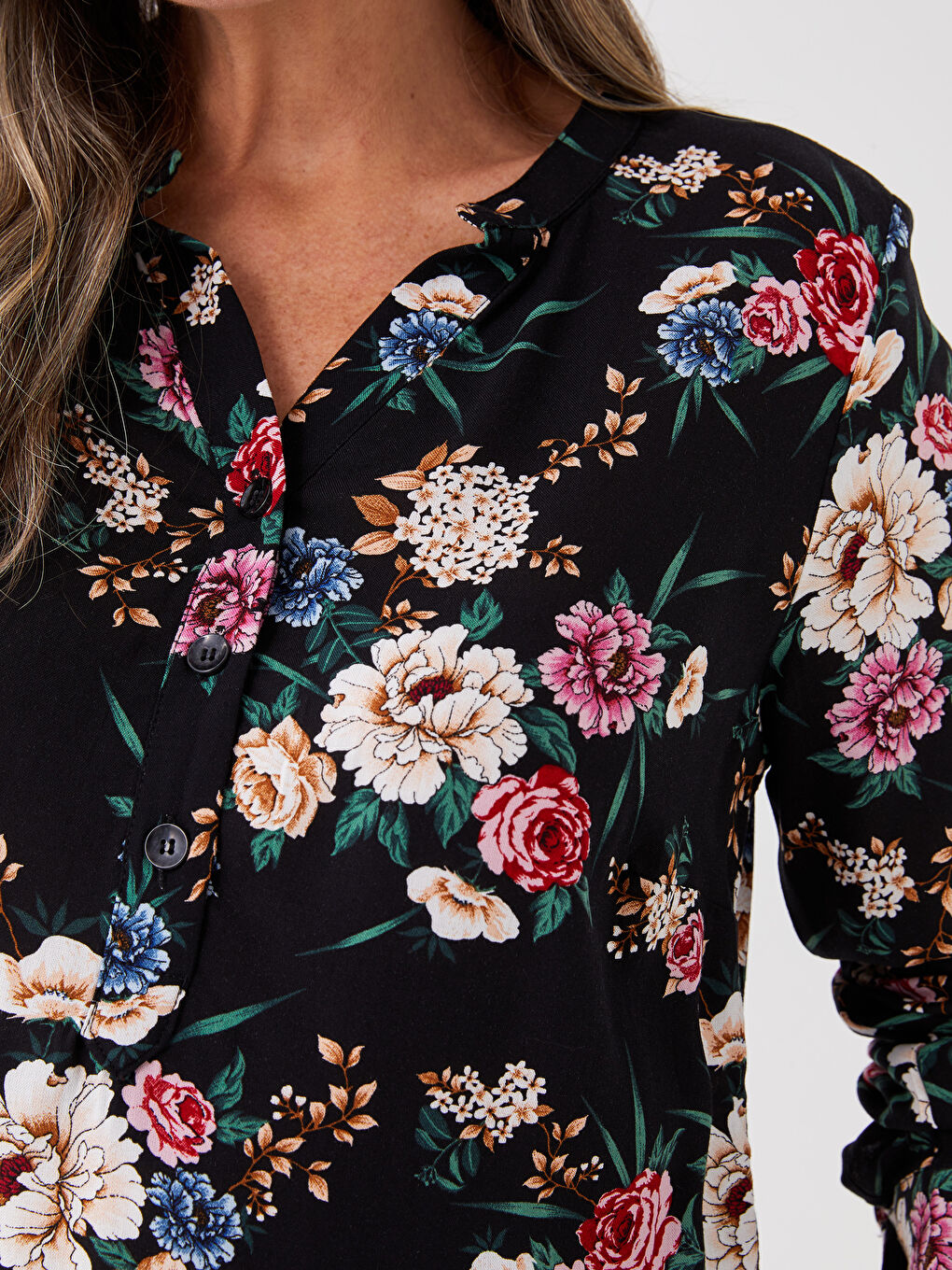 Siyah Kaçık Yaka Desenli Uzun Kollu Kadın Bluz-3