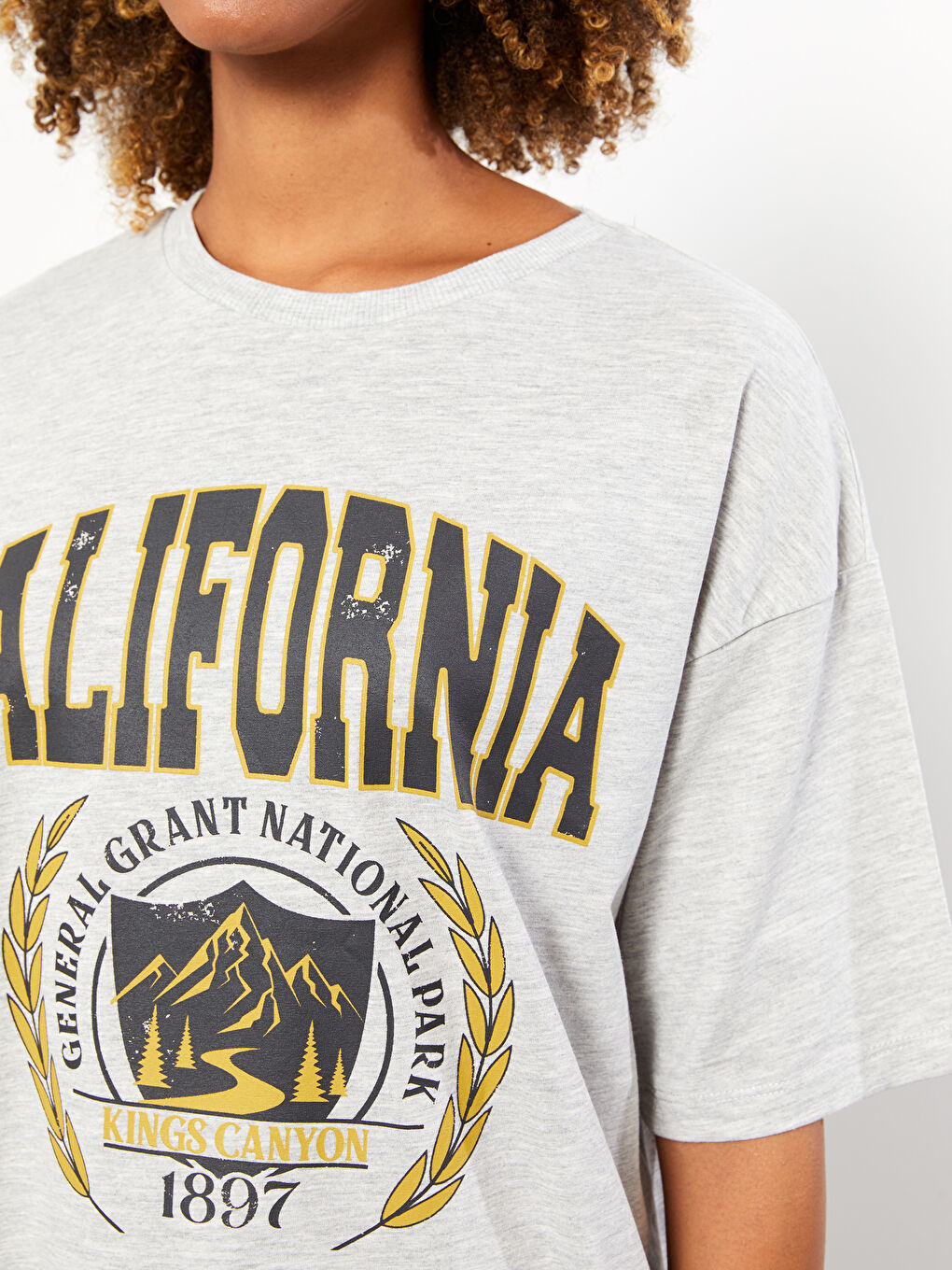 تيشيرت نسائي بأكمام قصيرة وياقة دائرية مطبوع-3