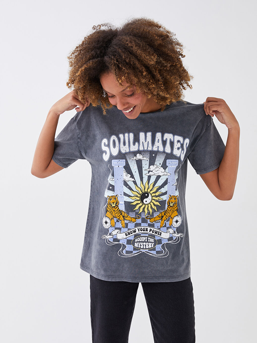 تي شيرت نسائي بطبعة برقبة مدورة وكم قصير-1