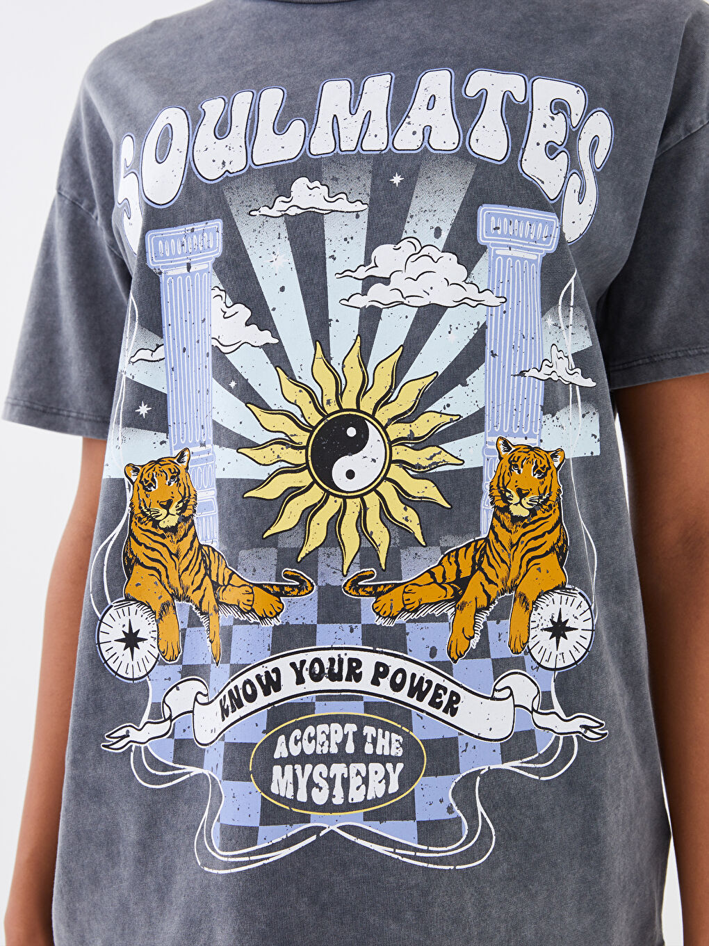 تي شيرت نسائي بطبعة برقبة مدورة وكم قصير-2