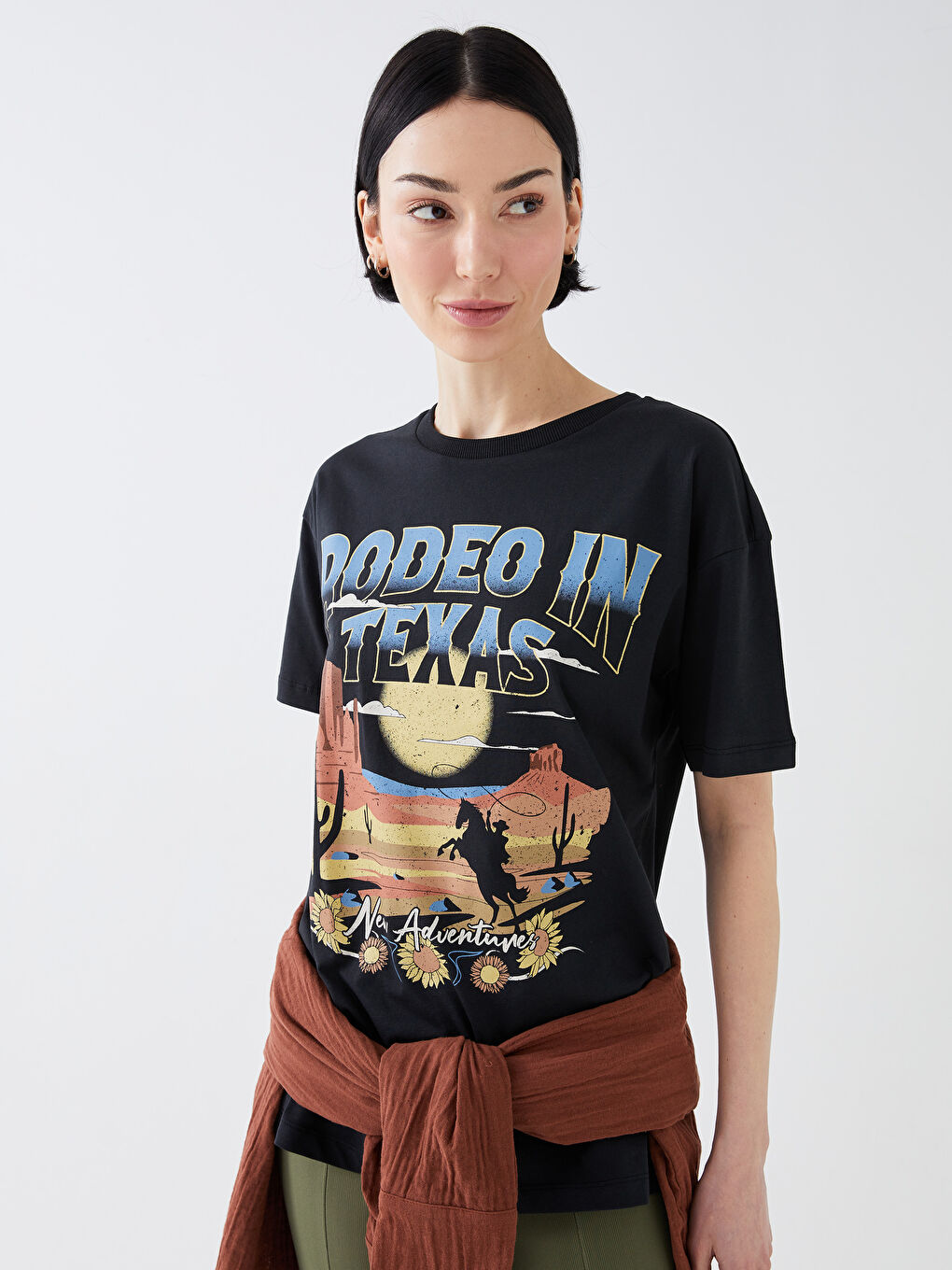 Siyah Bisiklet Yaka Baskılı Kısa Kollu Kadın Tişört-1