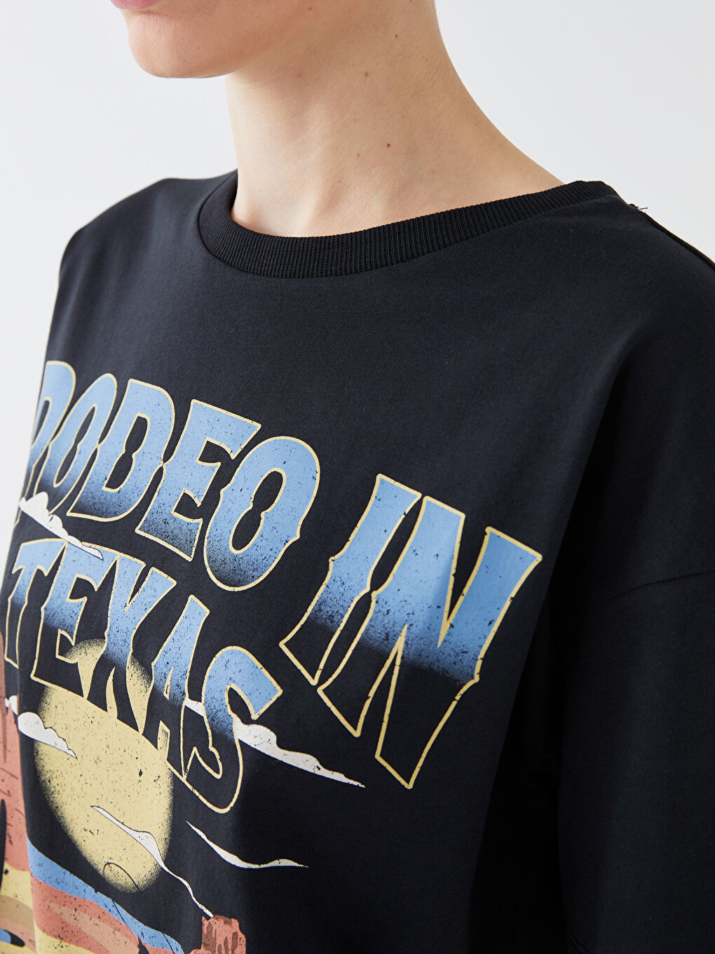 Siyah Bisiklet Yaka Baskılı Kısa Kollu Kadın Tişört-3