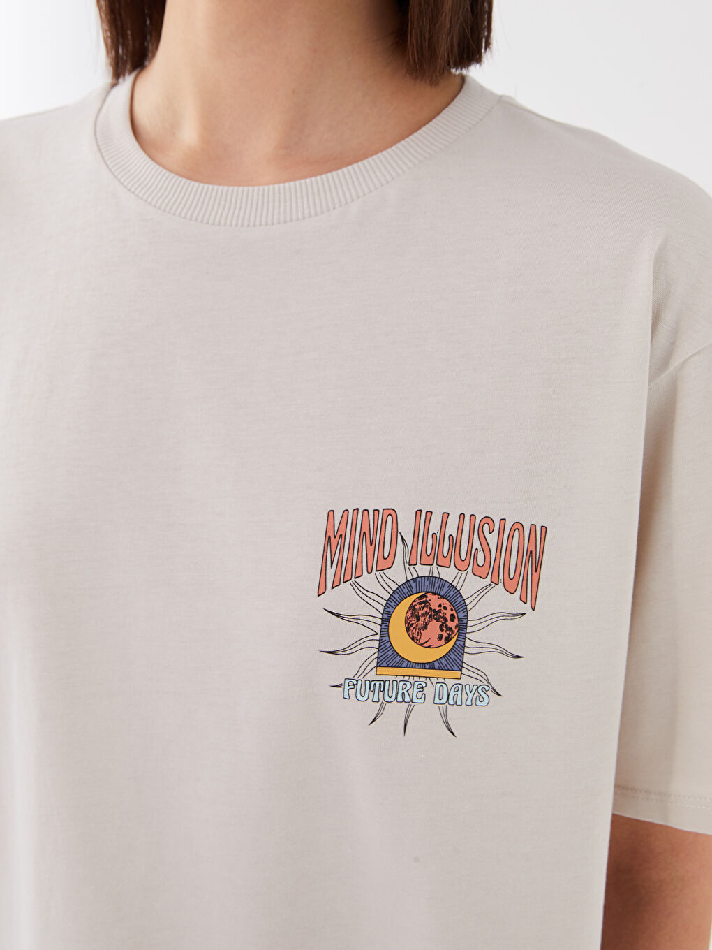 Gri Bisiklet Yaka Baskılı Kısa Kollu Kadın Tişört-3