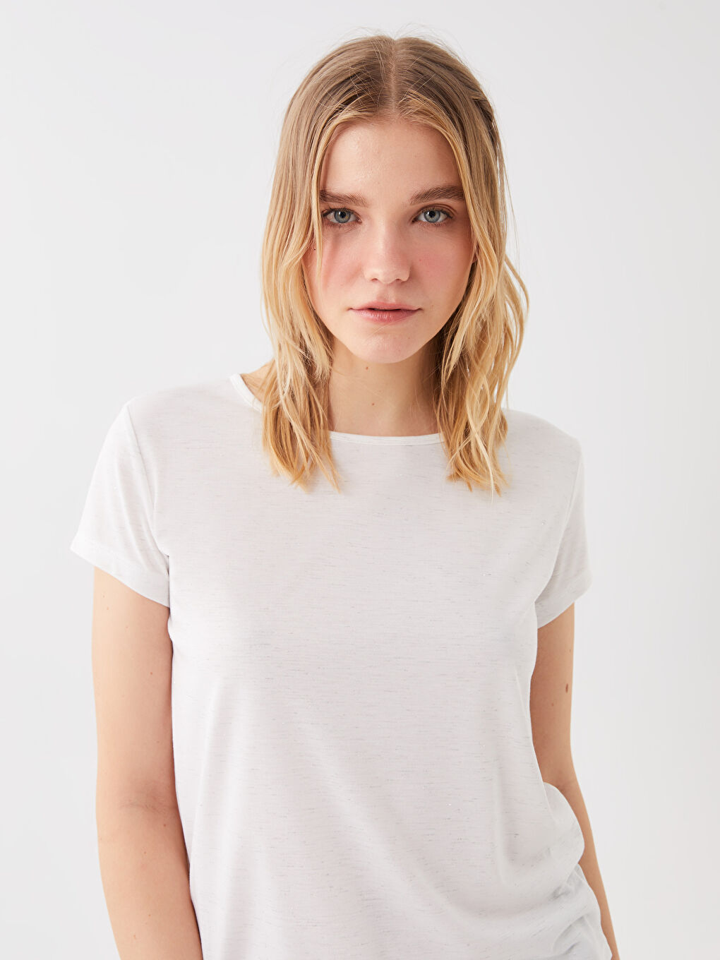 Ekru Bisiklet Yaka Kendinden Desenli Kısa Kollu Kadın Tişört