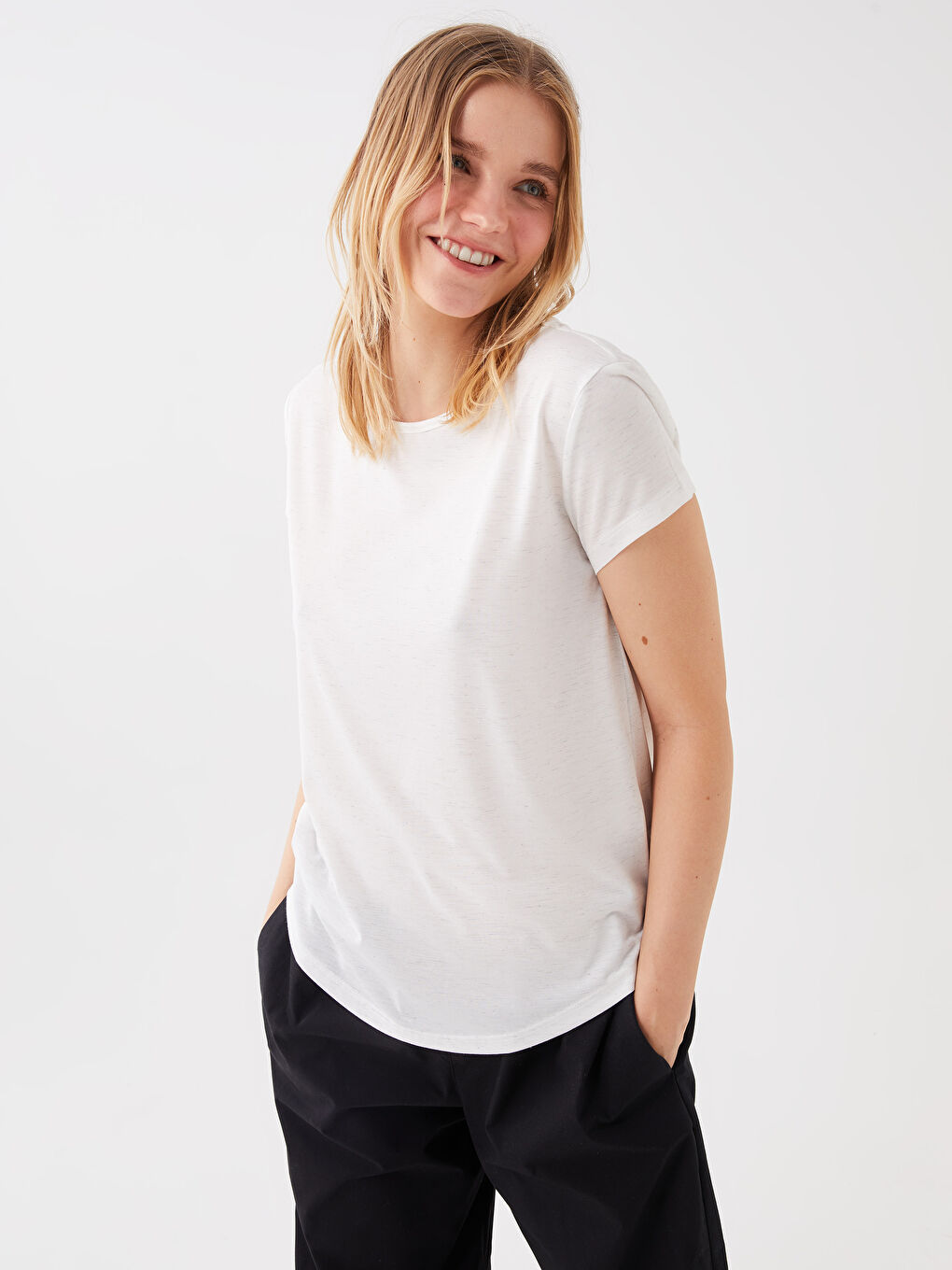 Ekru Bisiklet Yaka Kendinden Desenli Kısa Kollu Kadın Tişört-1