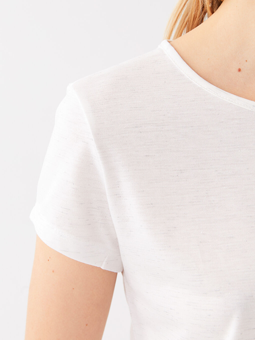 Ekru Bisiklet Yaka Kendinden Desenli Kısa Kollu Kadın Tişört-3