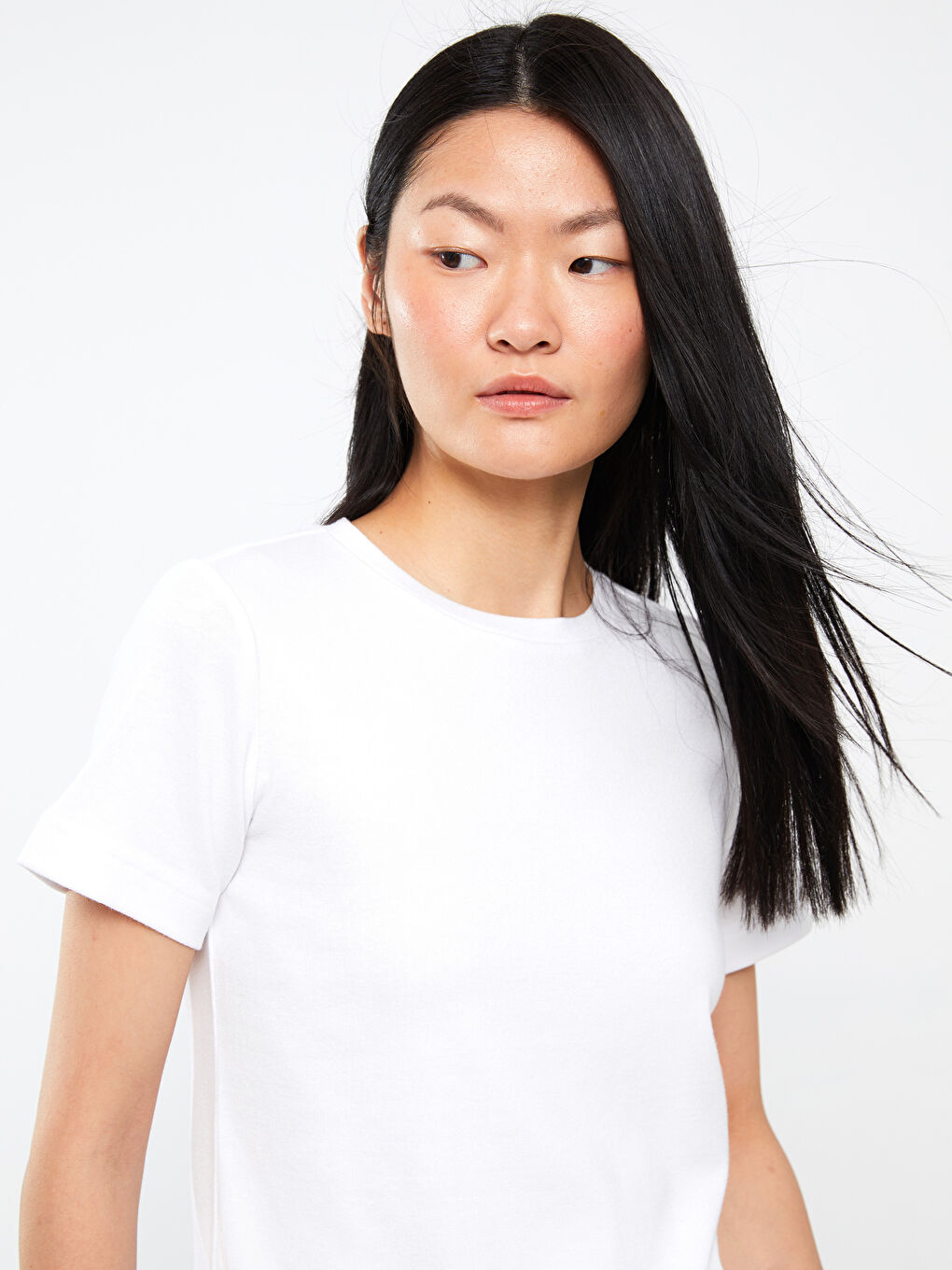 Beyaz Bisiklet Yaka Düz Kısa Kollu Kadın Tişört