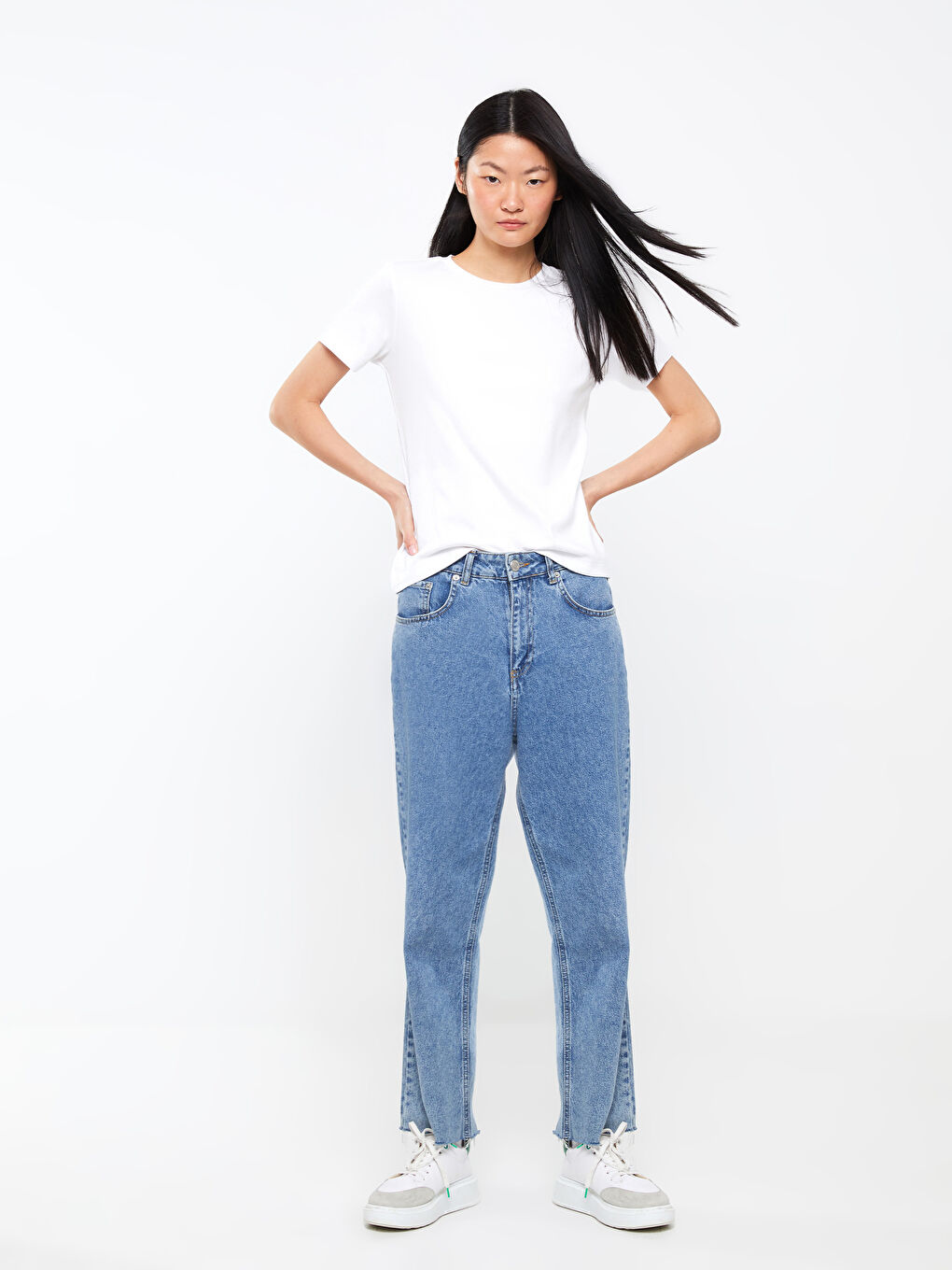 Beyaz Bisiklet Yaka Düz Kısa Kollu Kadın Tişört-1