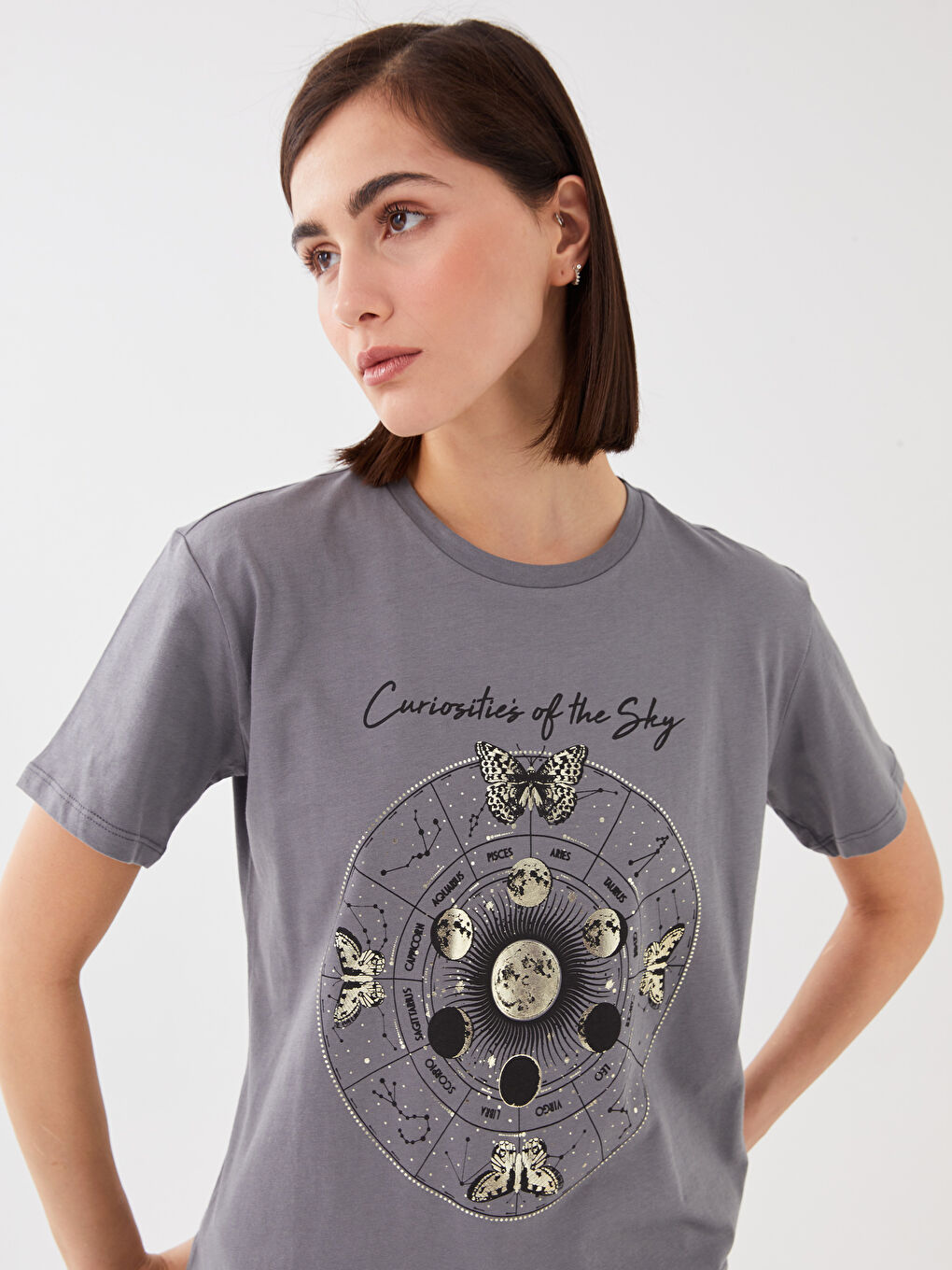 მრგვალი საყელო ნაბეჭდი მოკლე სახელო ქალებისთვის მაისური