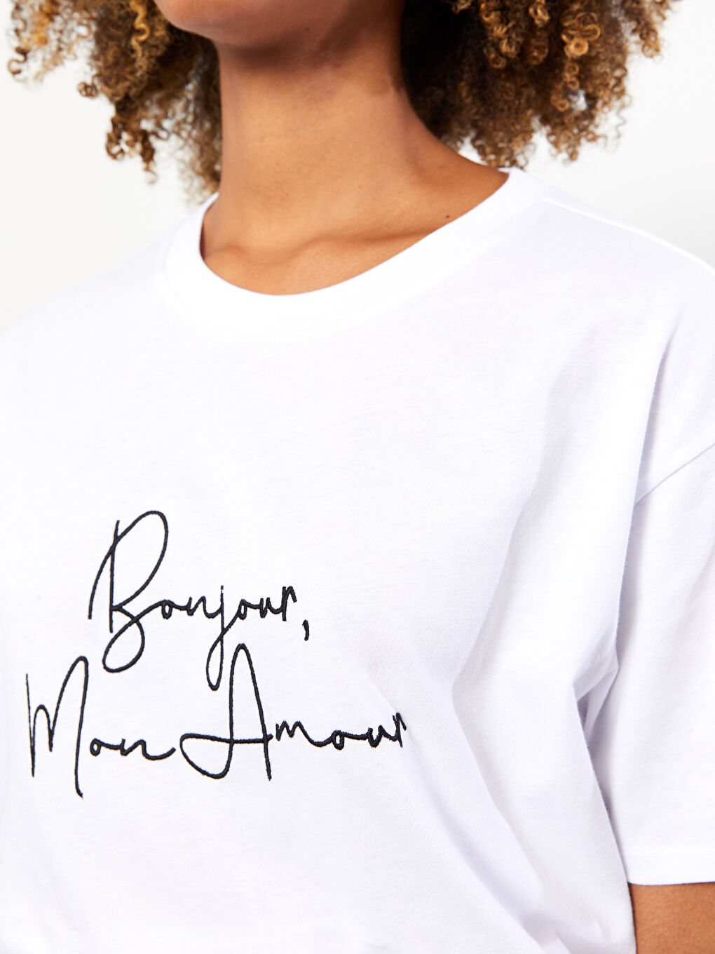 تي شيرت قطن كم قصير مطرز بياقة دائرية للسيدات-3