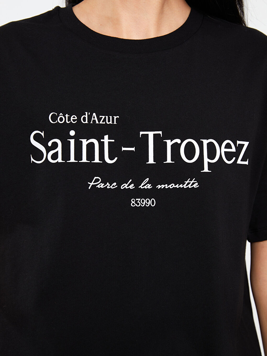 تيشيرت نسائي بأكمام قصيرة وياقة دائرية مطبوع-3