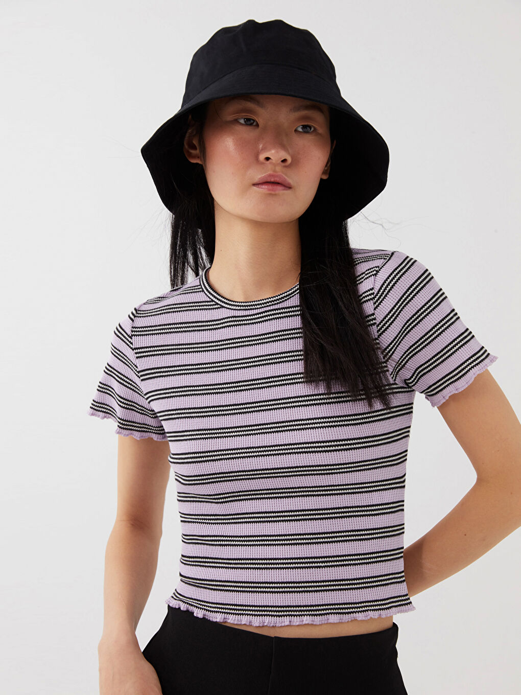 Әйелдерге арналған жолақты дөңгелек жағалы қысқа жең футболка