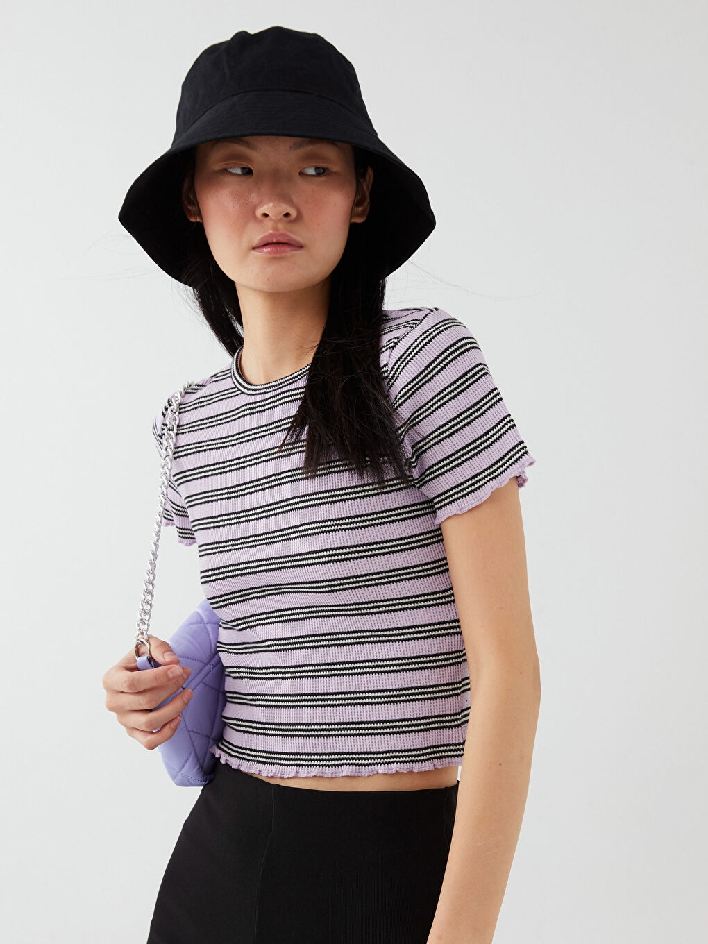 Әйелдерге арналған жолақты дөңгелек жағалы қысқа жең футболка-1